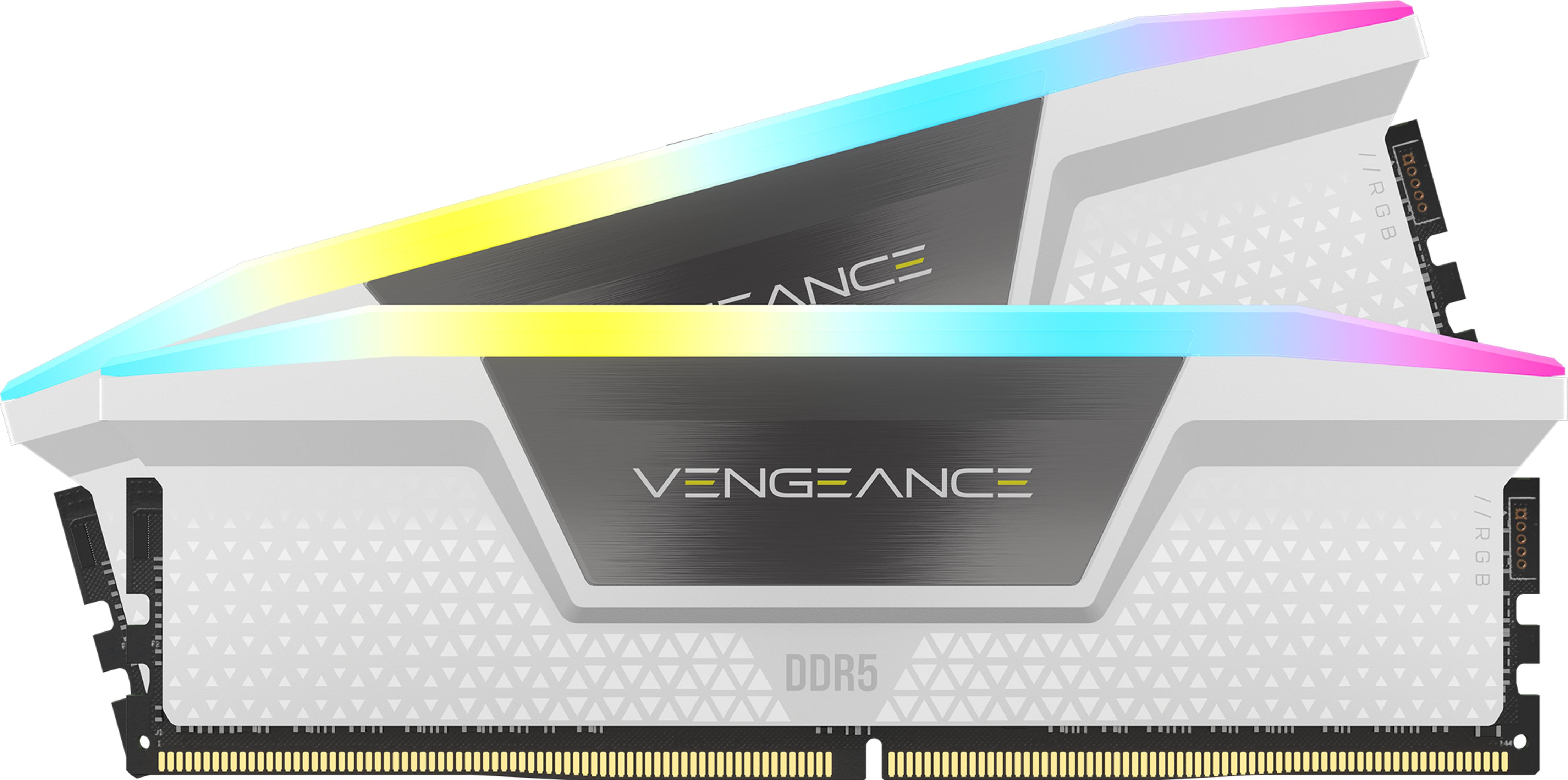 Zwei weiße DDR5-RAM-Module mit RGB-Beleuchtung und dem Wort 'VENGEANCE'.