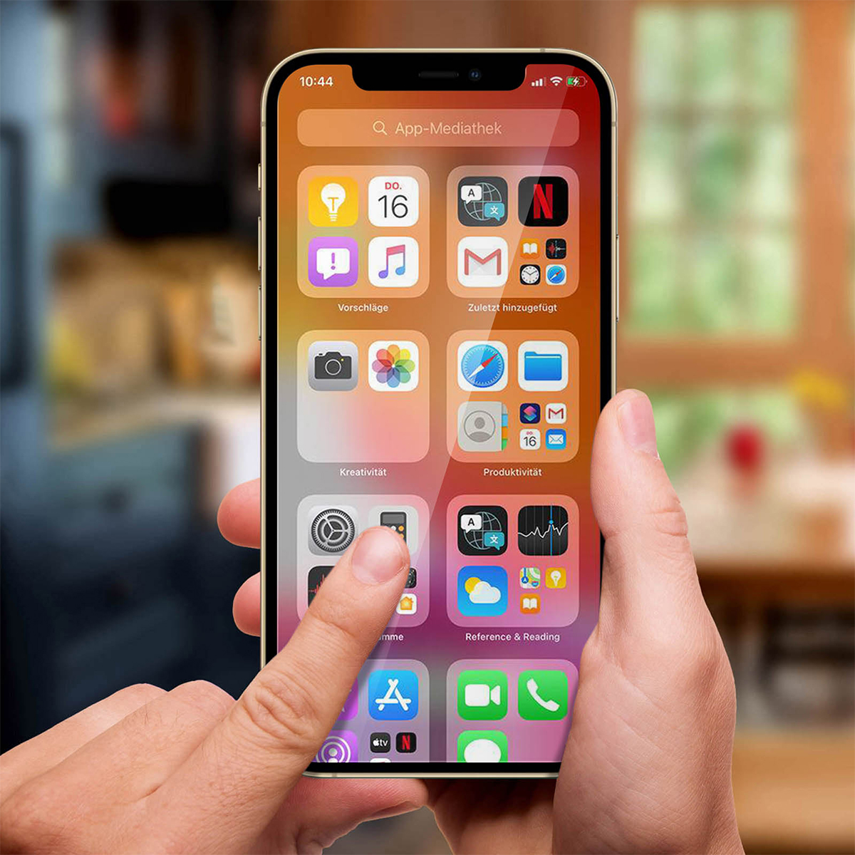 Una mano tiene uno smartphone con icone di app. Un'altra mano tocca lo schermo.