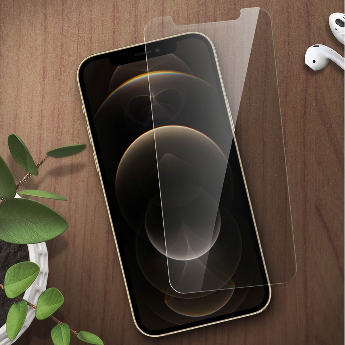Uno smartphone con protezione schermo e auricolari wireless su sfondo di legno.
