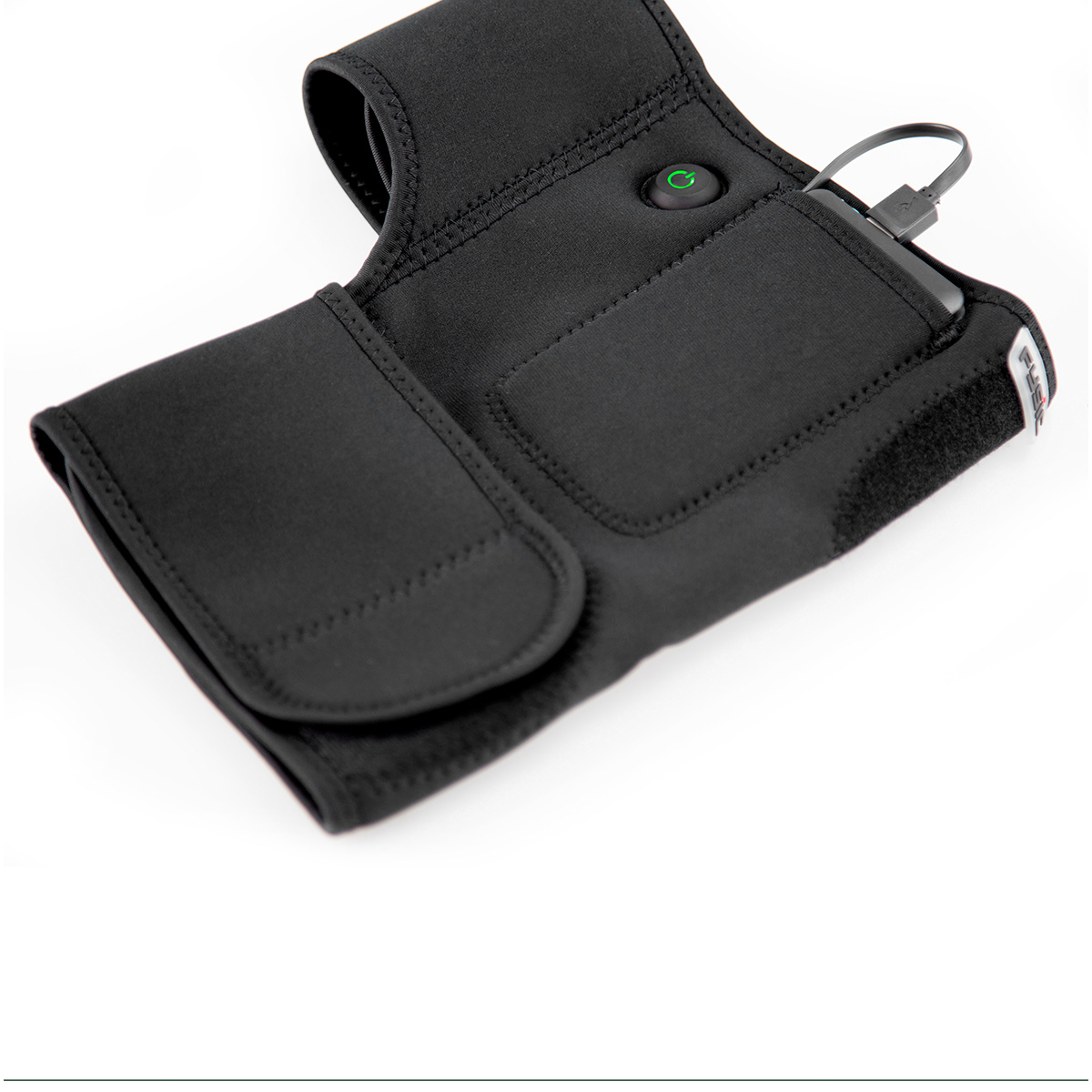 Schwarze Stofftasche mit USB-Anschluss, grönem Knopf und Klettverschluss.
