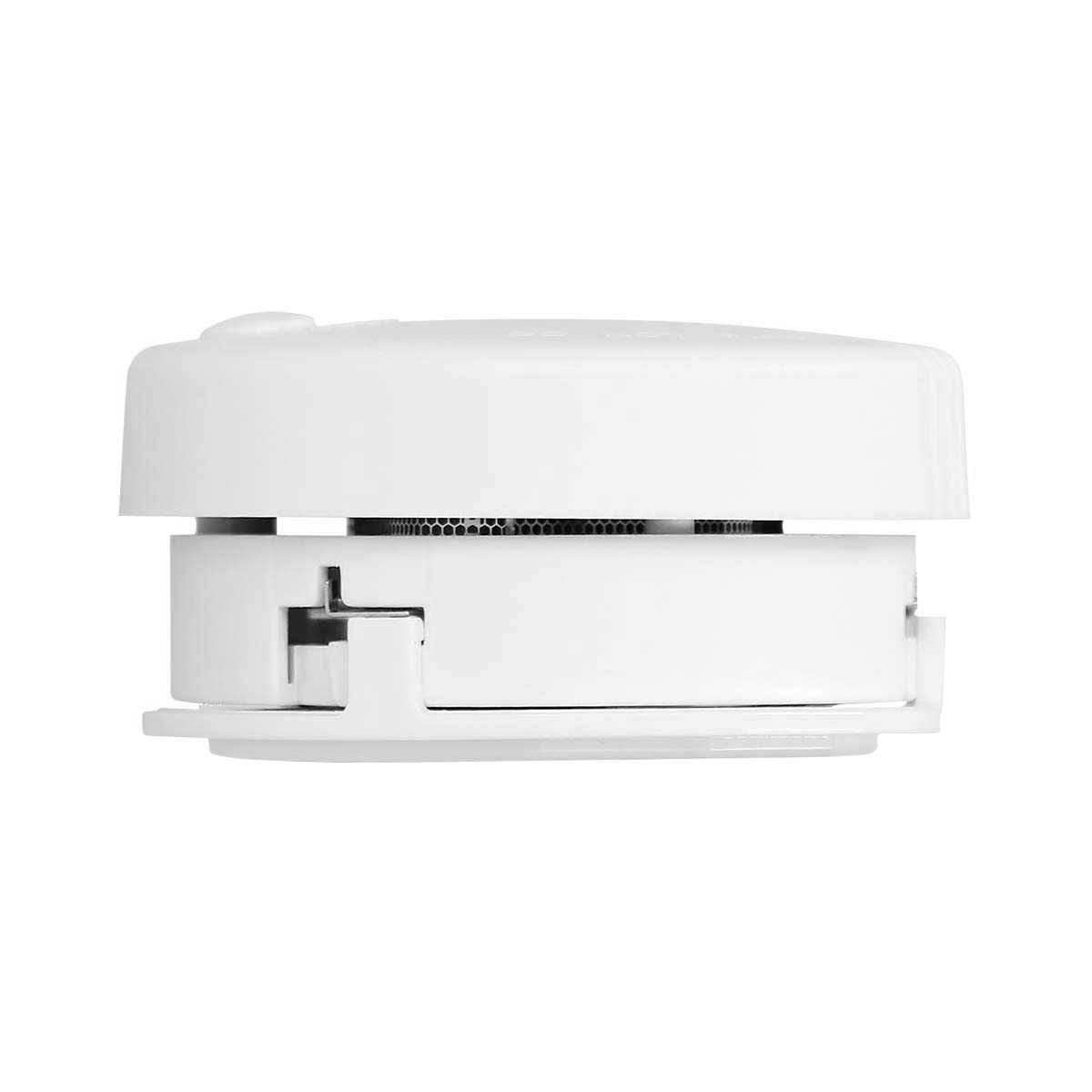 Un détecteur de fumée blanc avec un bouton sur le dessus, sur fond blanc.