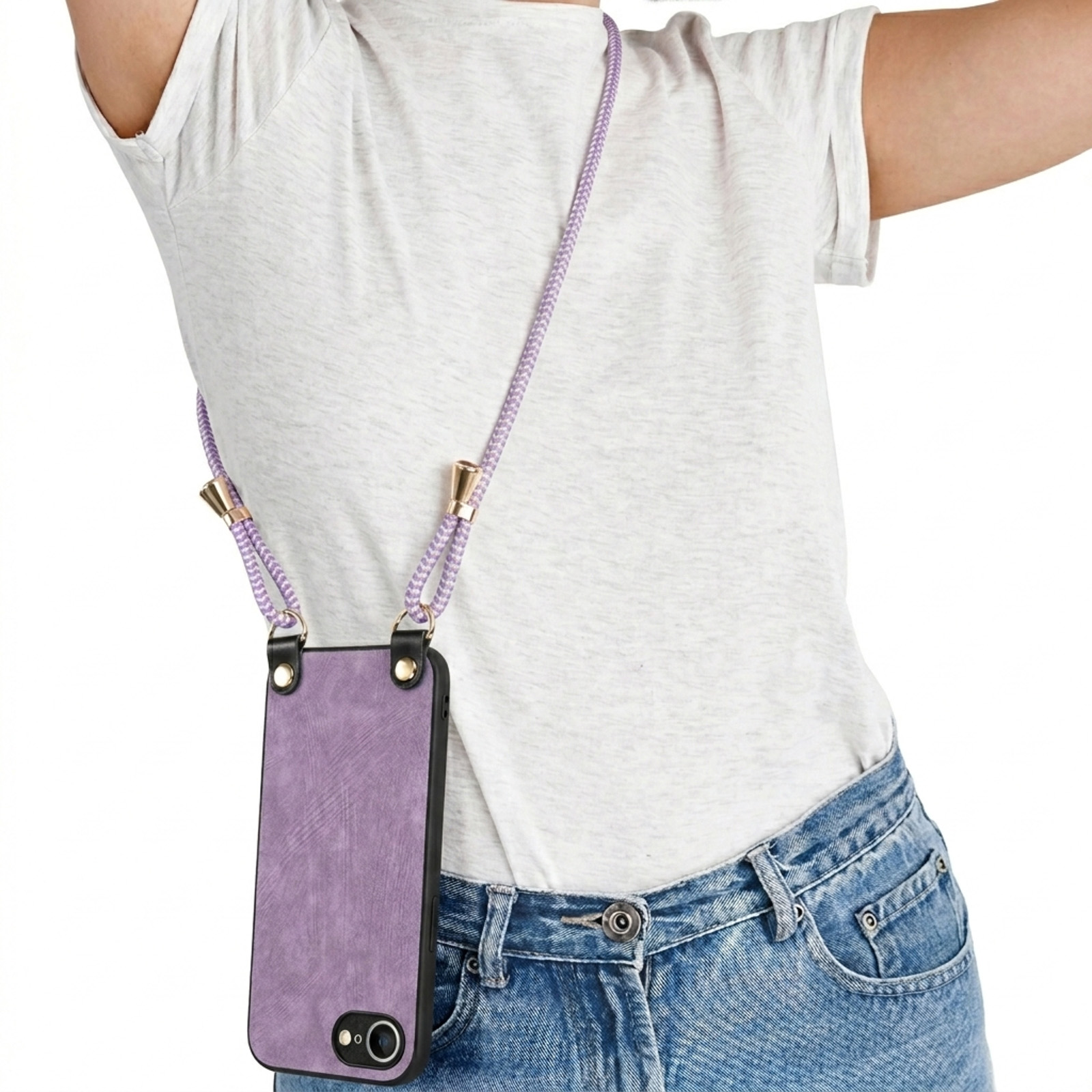 Una persona indossa una cover viola per telefono con un laccetto al collo.