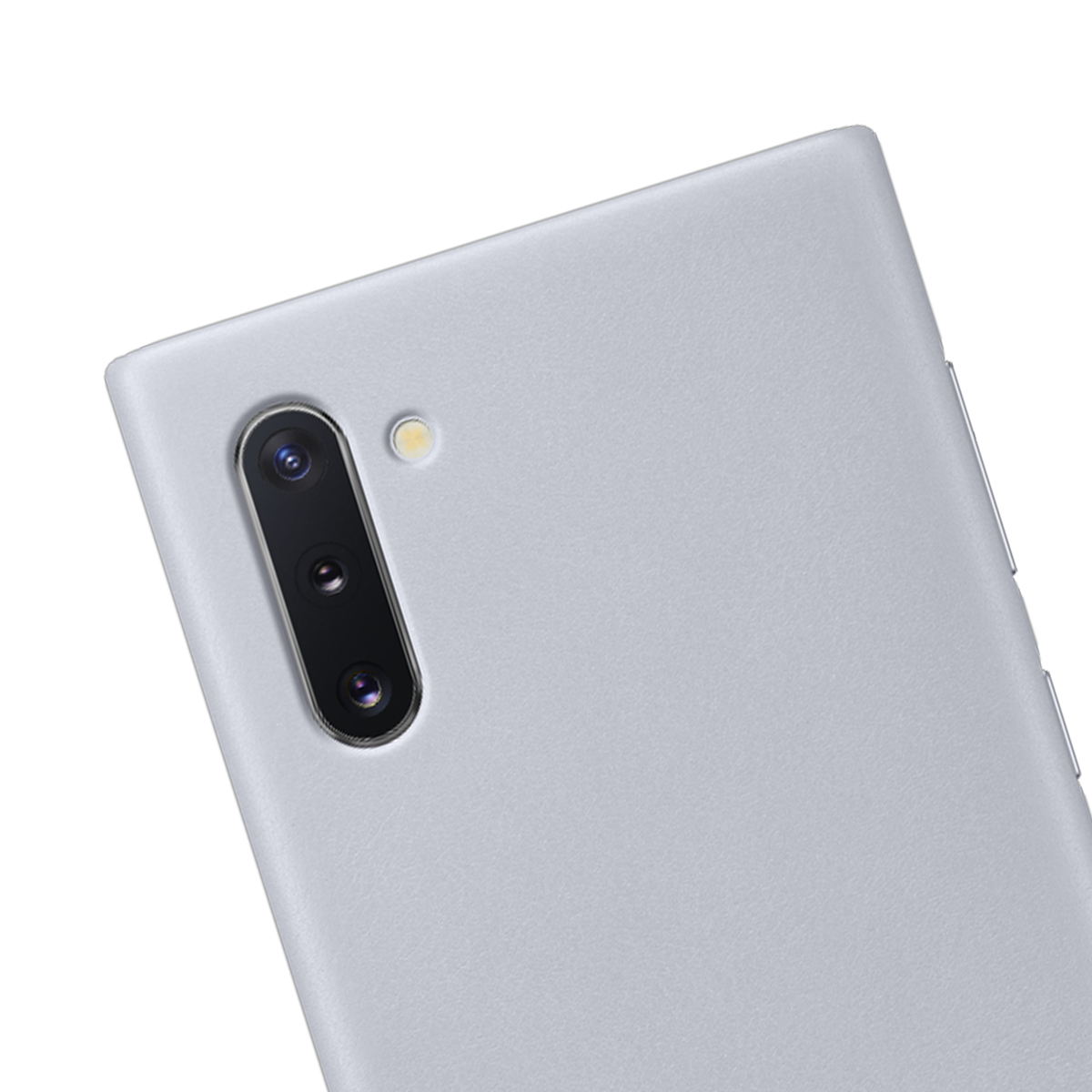 Primer plano de una funda de teléfono gris claro que muestra una lente de triple cámara y flash.