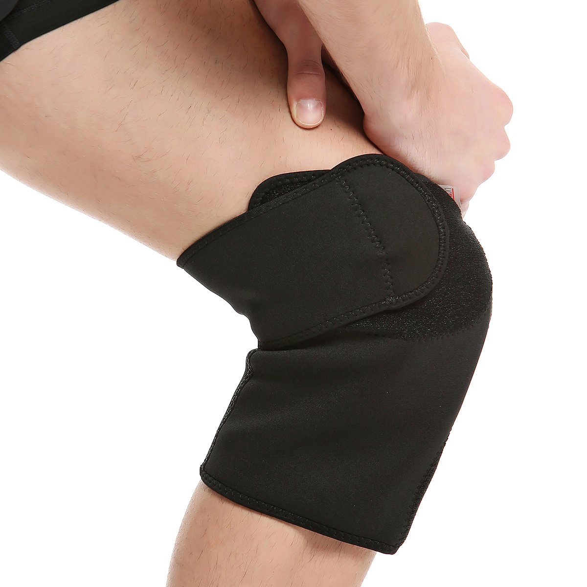 Ein Mann trägt eine schwarze Kniebandage am rechten Knie.