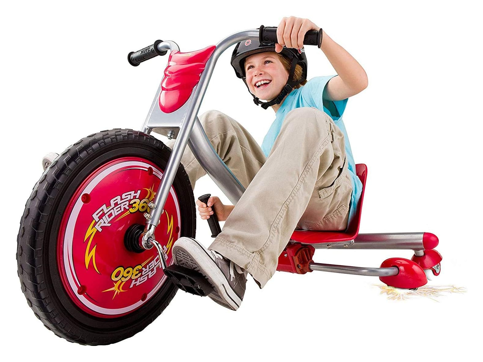 Un ragazzo sorridente con casco guida un triciclo rosso con una grande ruota anteriore.