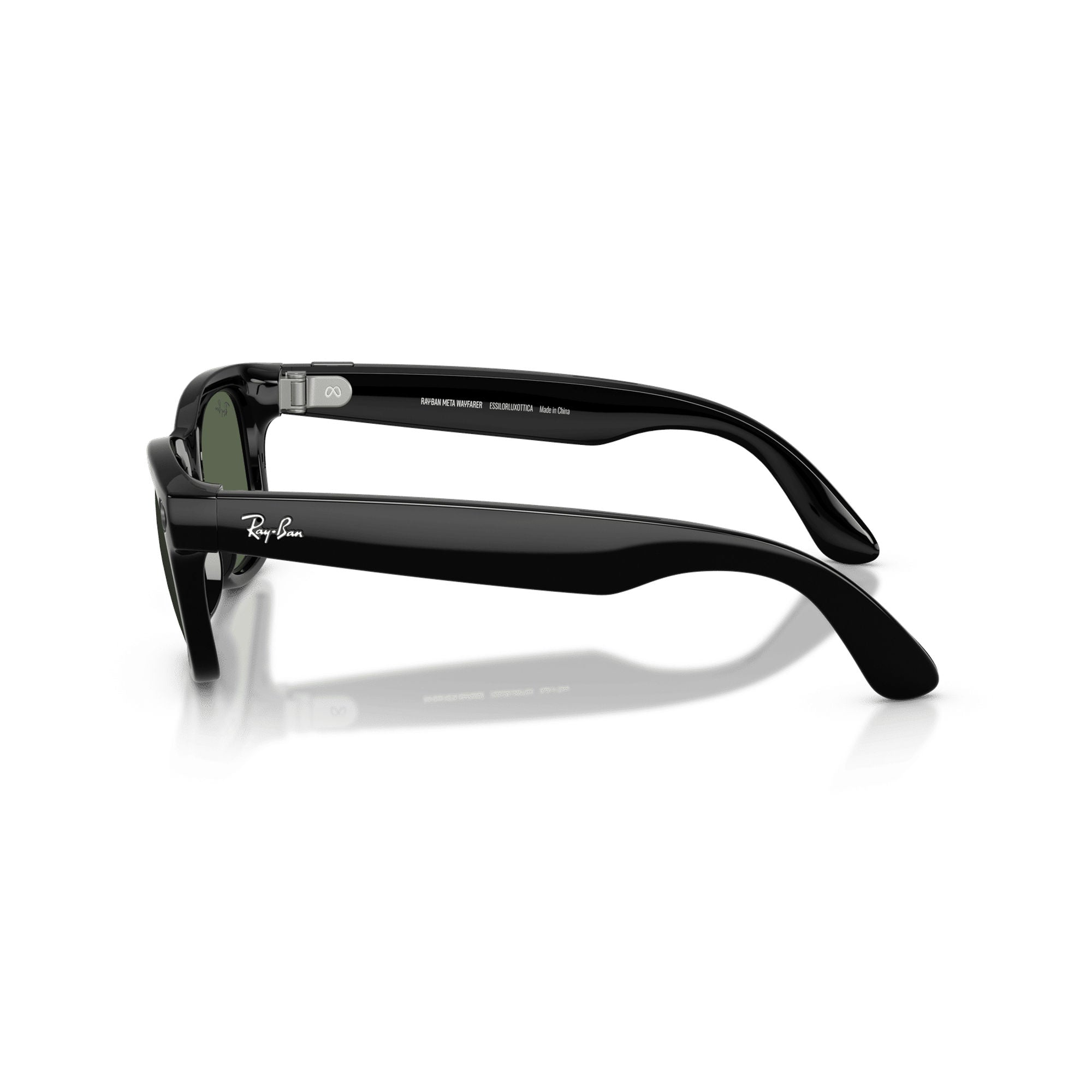 Occhiali da sole neri Ray-Ban Wayfarer con dettagli argento e lenti verdi.