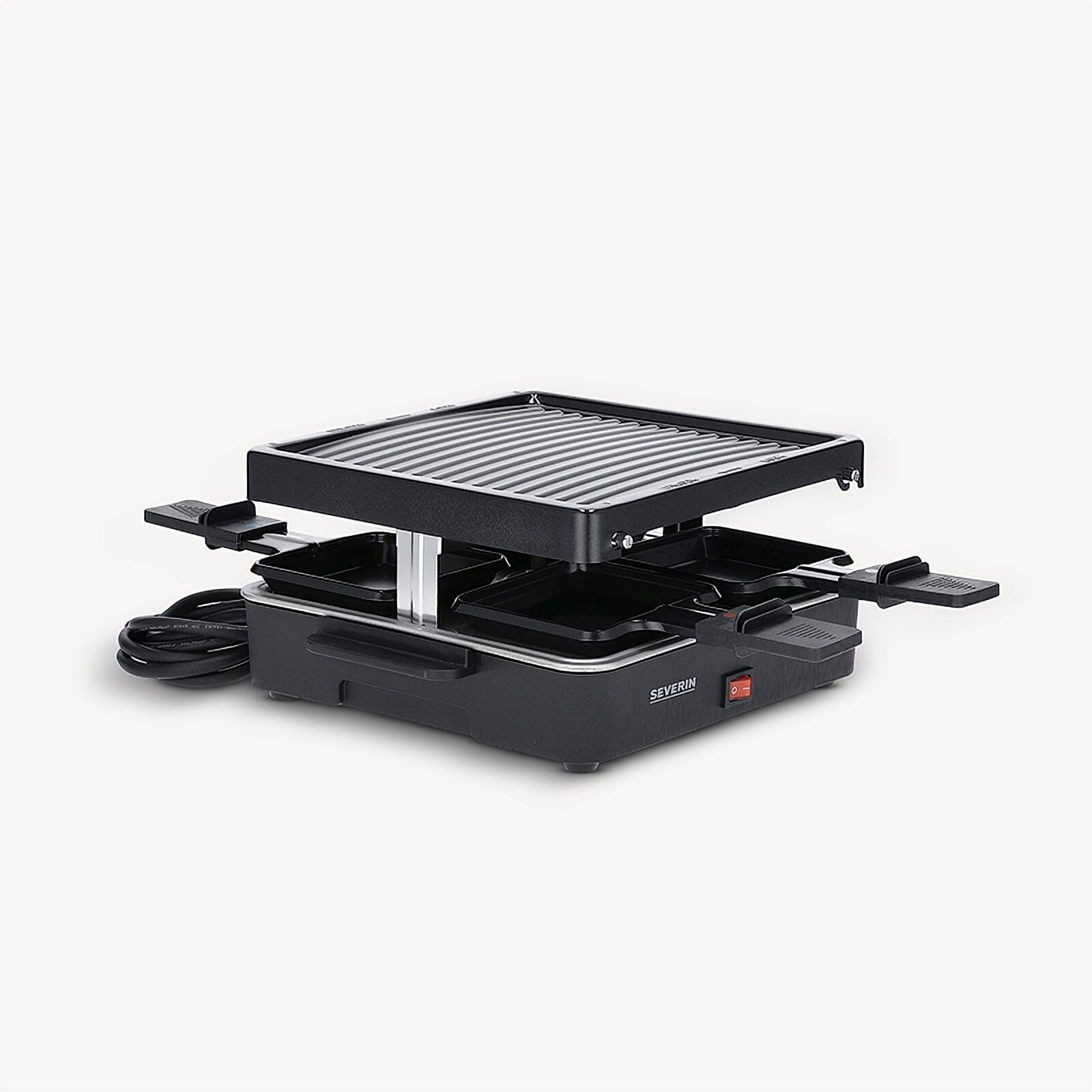 Ein schwarzer Severin Raclette-Grill mit Grillplatte und vier Pfannen.