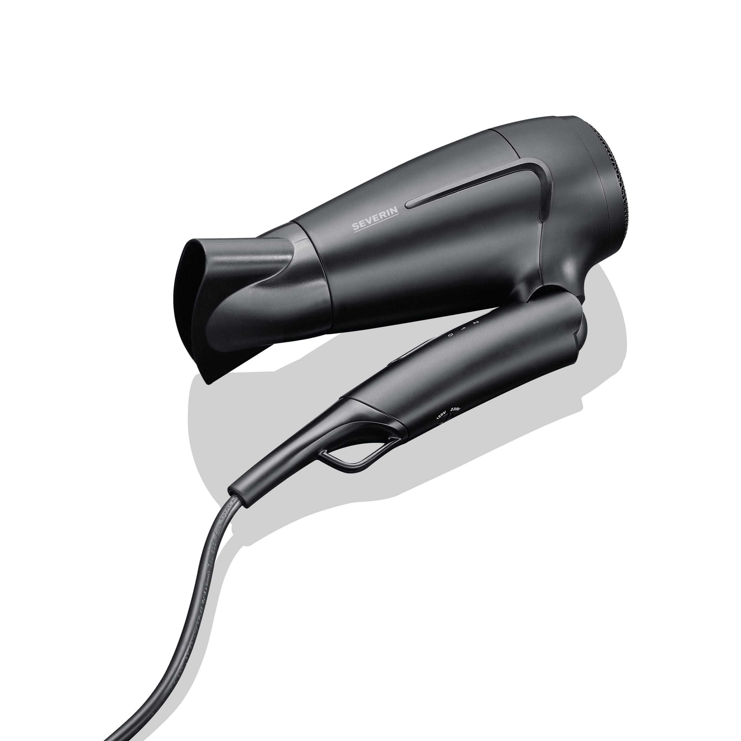 Czarna suszarka do włosów Severin z kablem na białym tle.