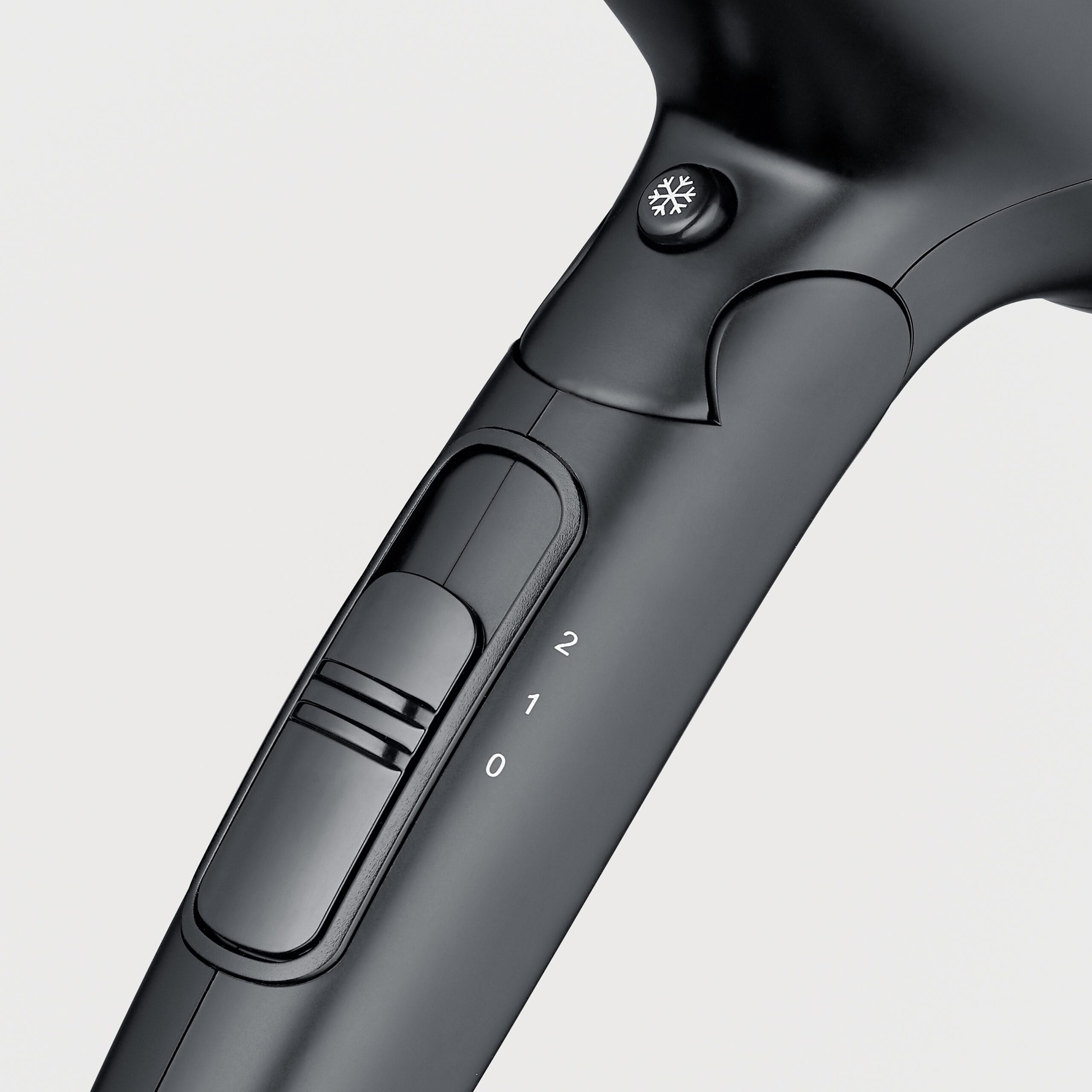 Czarna suszarka do włosów z suwakiem i przyciskiem zimnego nawiewu.