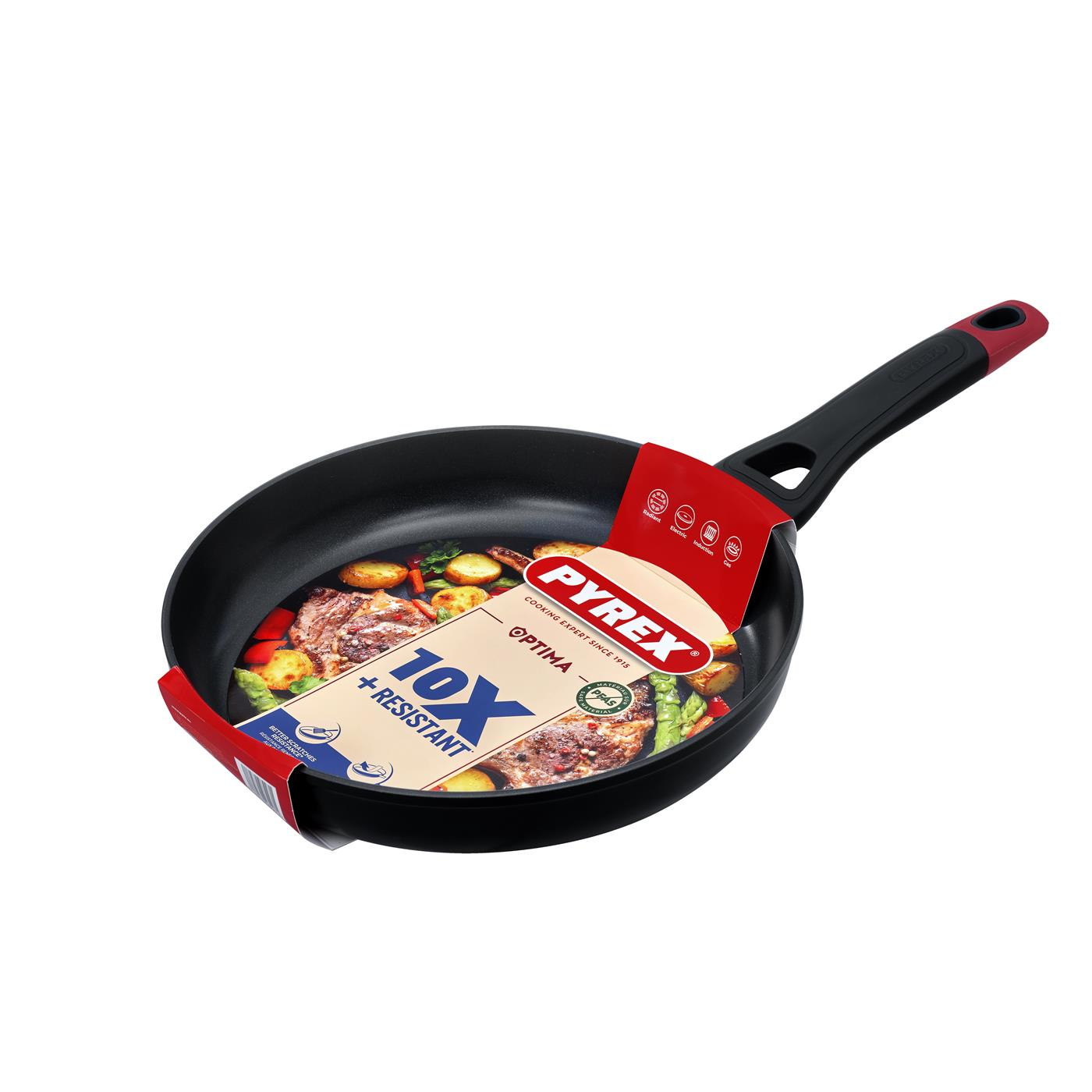 Zwarte Pyrex koekenpan met rood handvat, gevuld met vlees en groenten.
