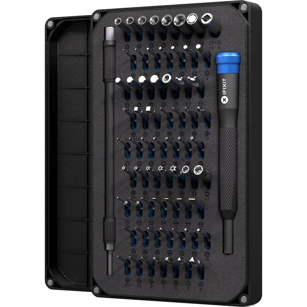 Ein geöffneter schwarzer Koffer mit vielen Schraubendreherbits und einem Schraubendreher.