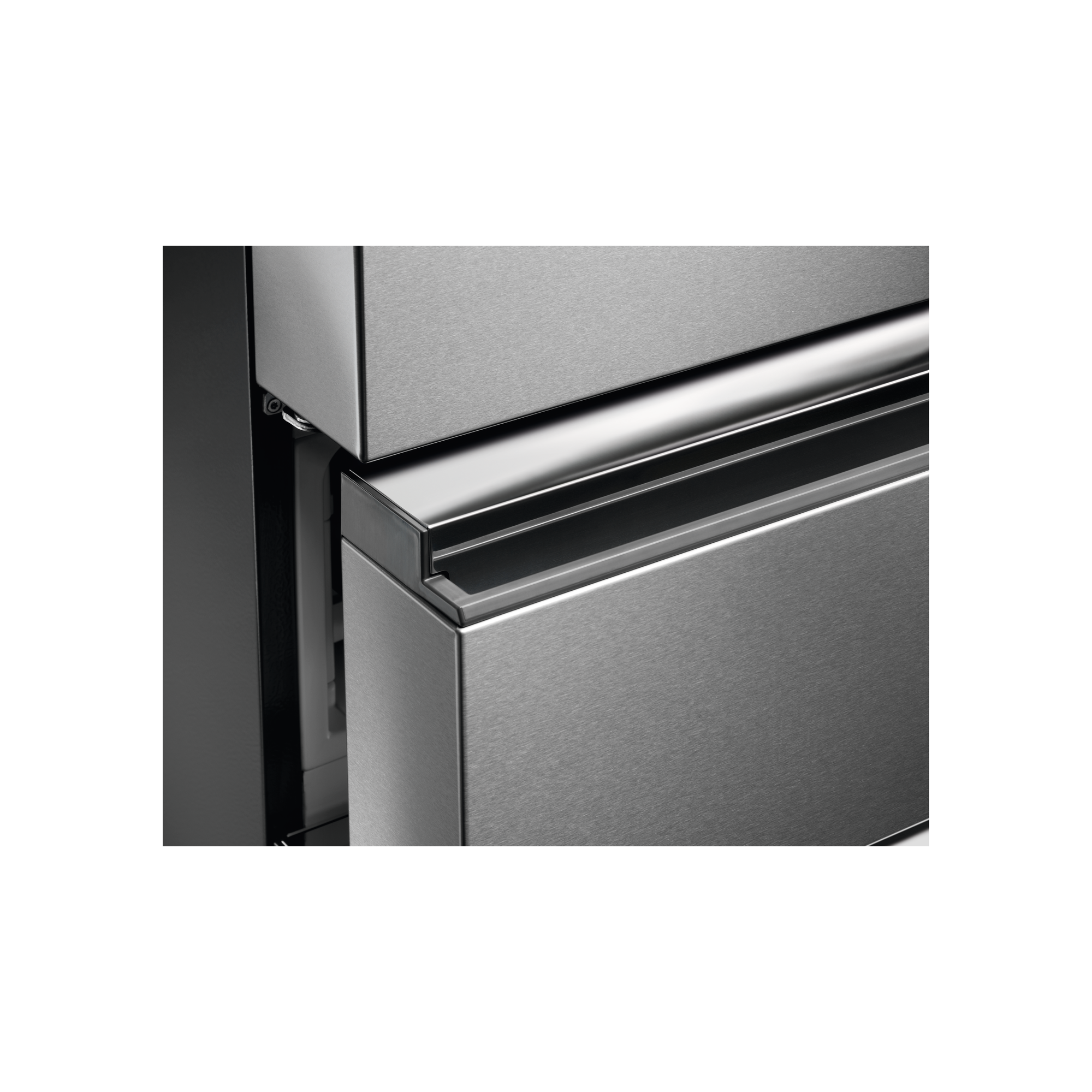 Primer plano de un tirador y cajones de refrigerador plateados.