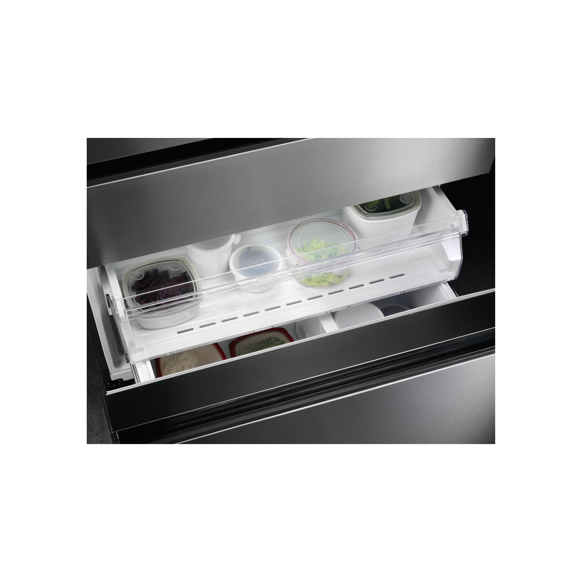 Un cajón de refrigerador abierto con varios recipientes que contienen alimentos.