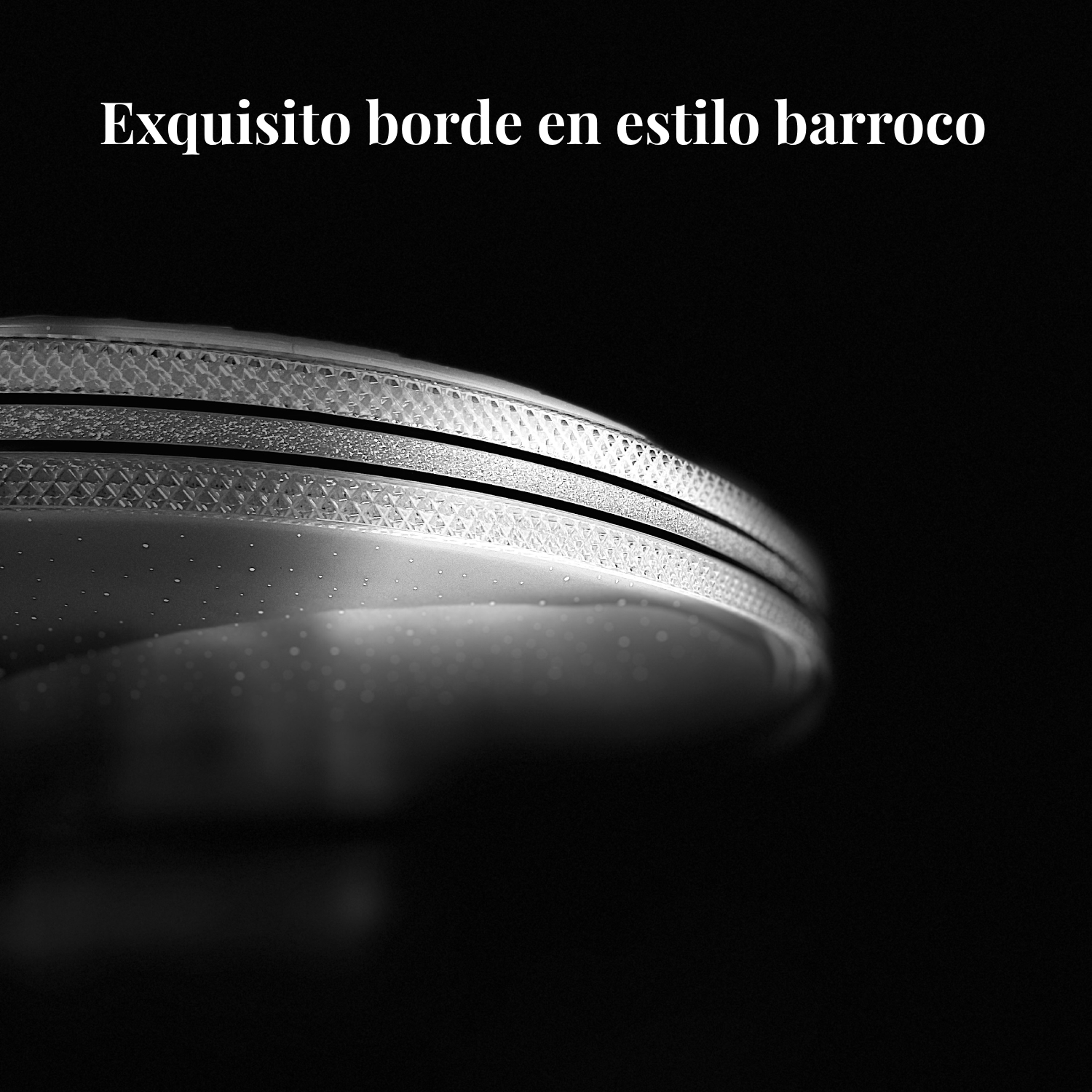 Primer plano de un borde brillante con patrón barroco sobre fondo negro.