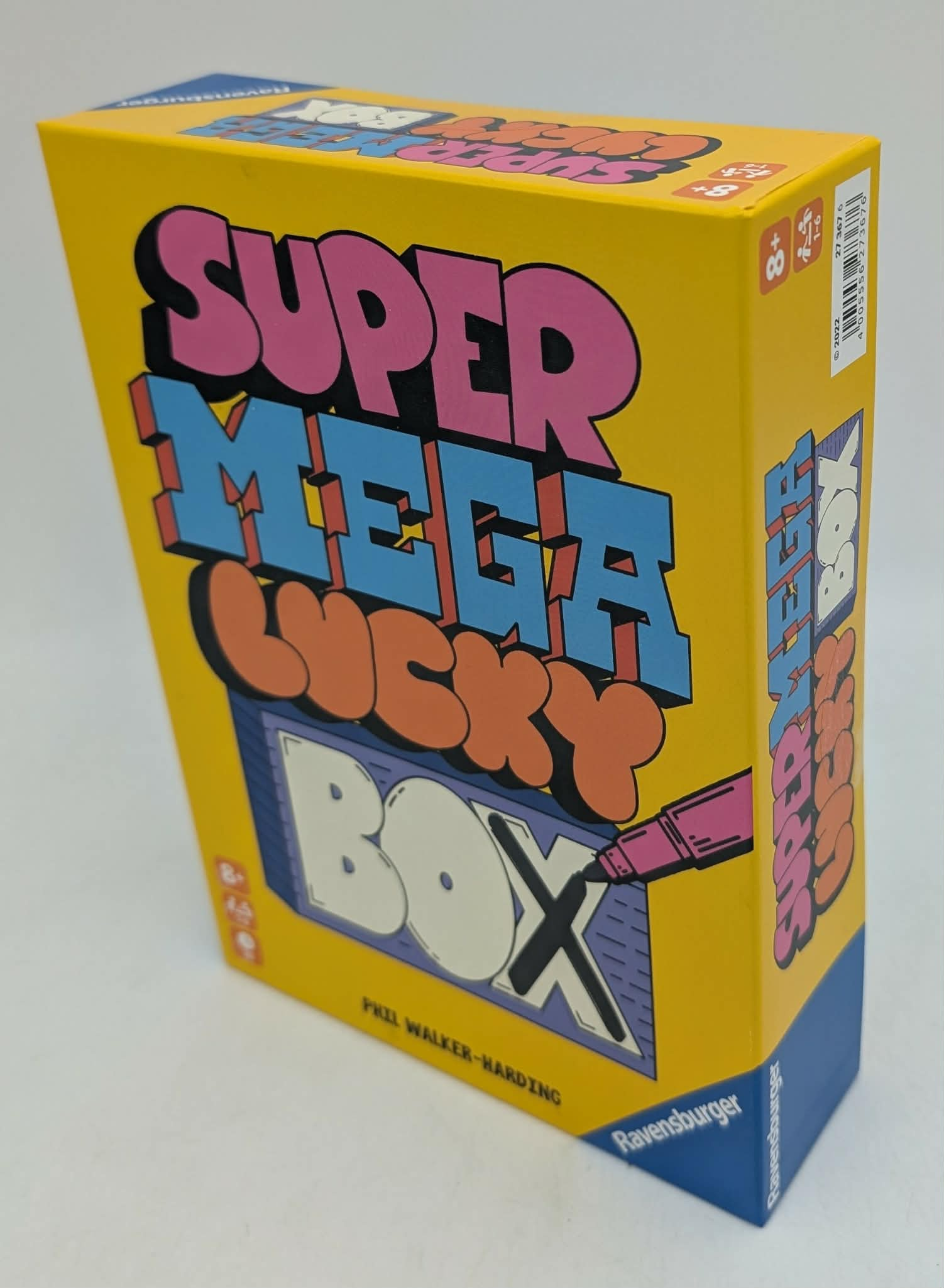 Gelber Karton mit bunter Schrift 'SUPER MEGA LUCKY BOX'.