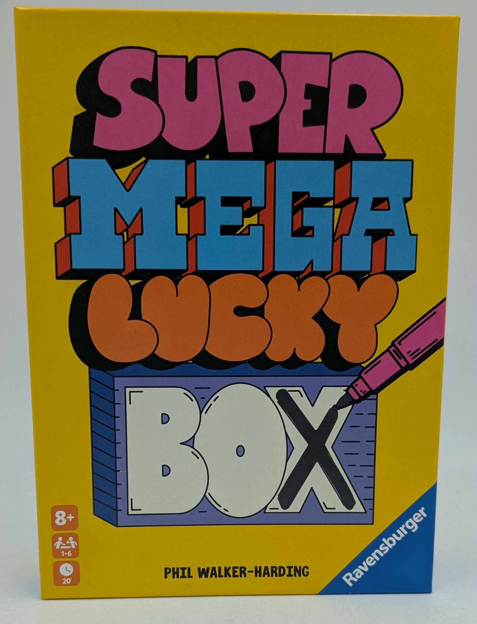 Gelbe Spielschachtel mit bunten Buchstaben: SUPER MEGA LUCKY BOX. Ein Stift zeichnet.