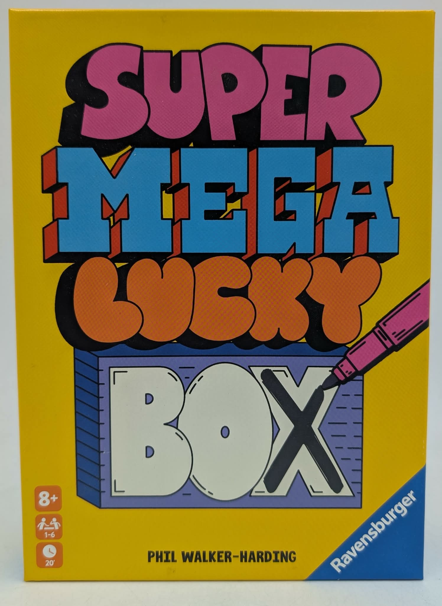Verpackung des Brettspiels SUPER MEGA LUCKY BOX mit bunter Schrift und einem Stift.