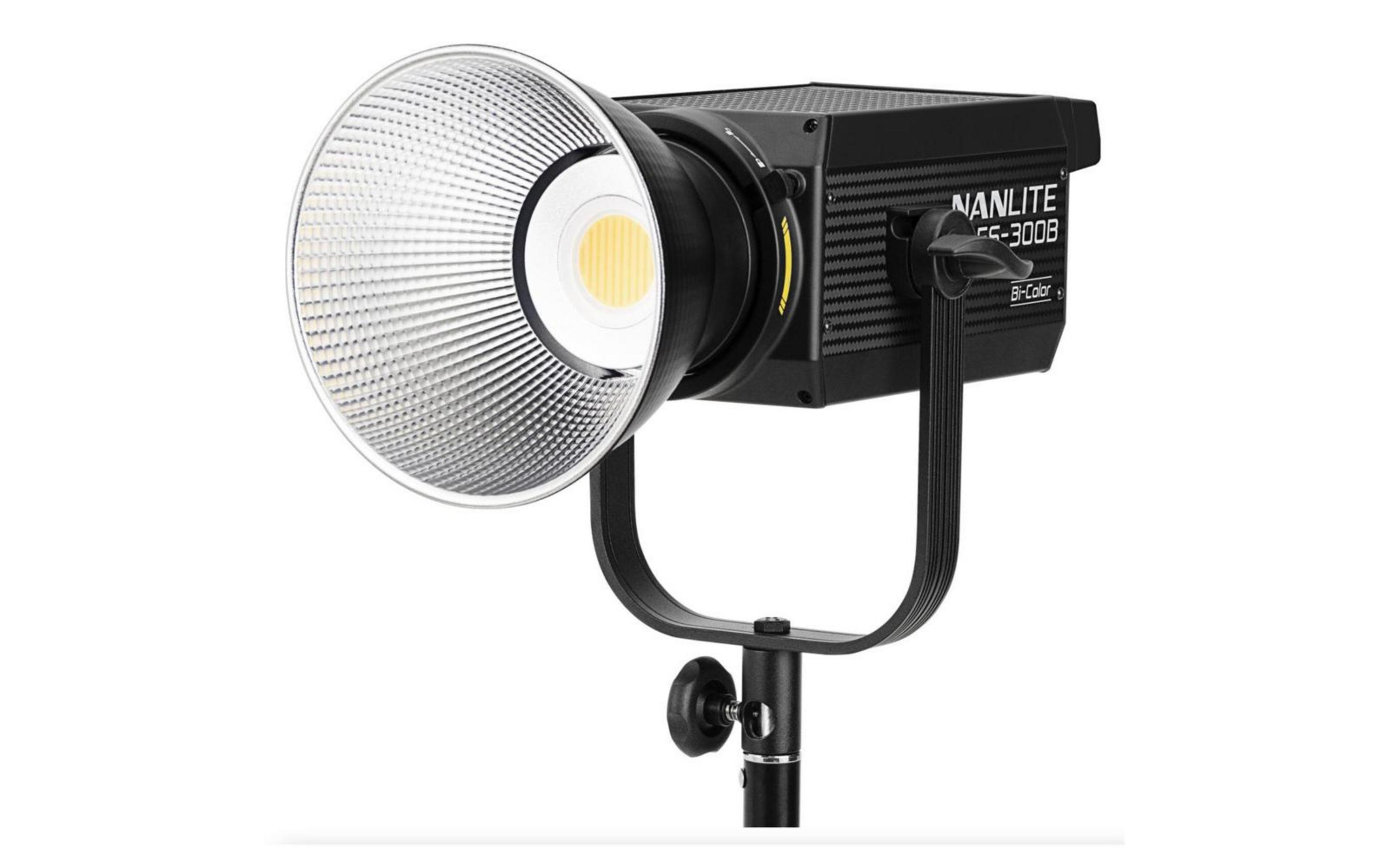 Czarna lampa LED Nanlite LS-300B Bi-Color z reflektorem na białym tle.