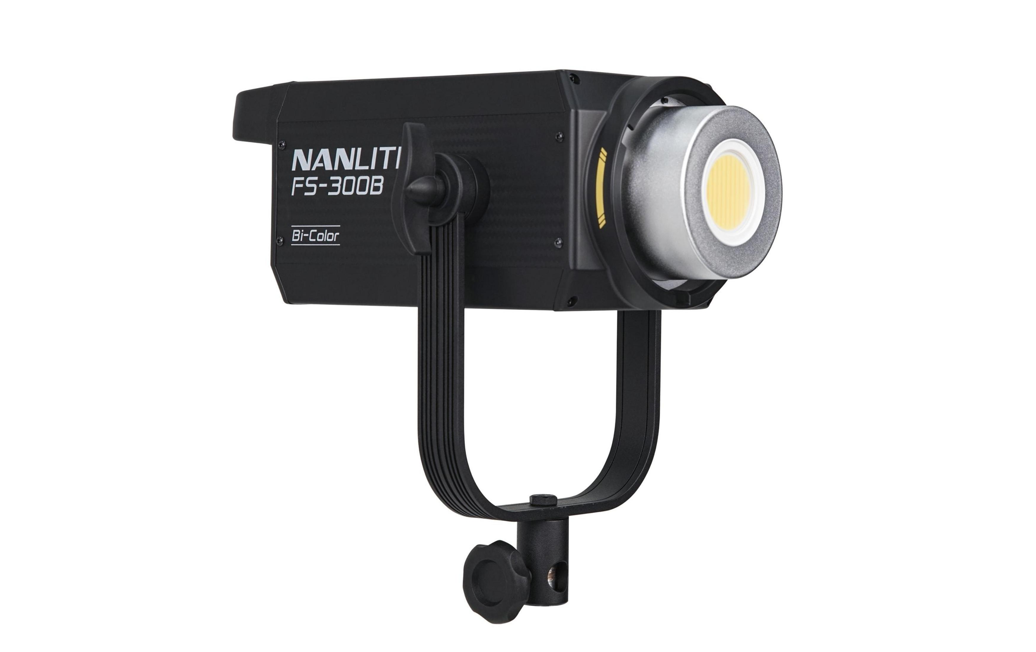 Czarna lampa LED Nanlite FS-300B Bi-Color z jarzmem w kształcie litery U.