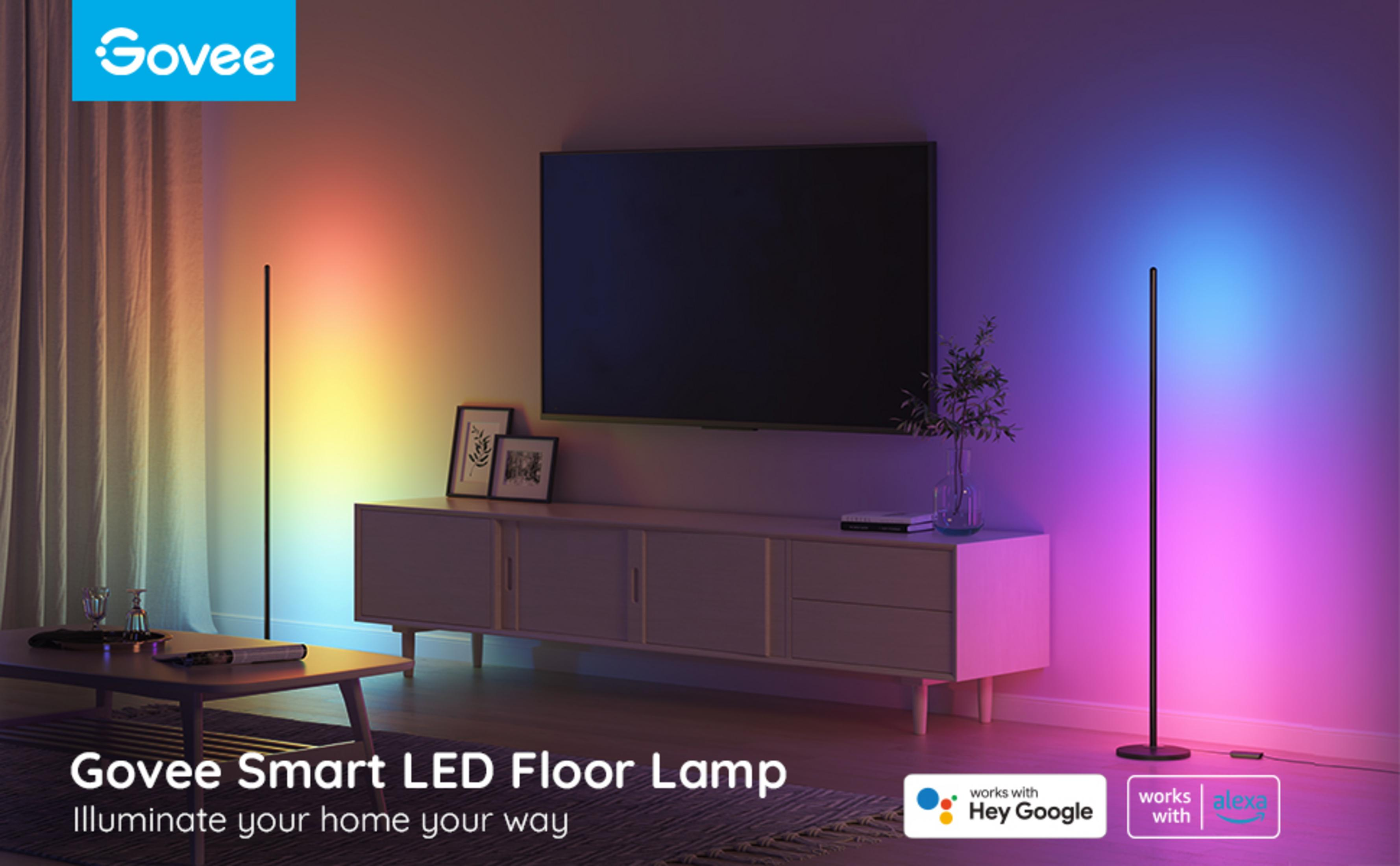 Nowoczesny salon z lampą podłogową LED Govee świecącą w kolorach tęczy.