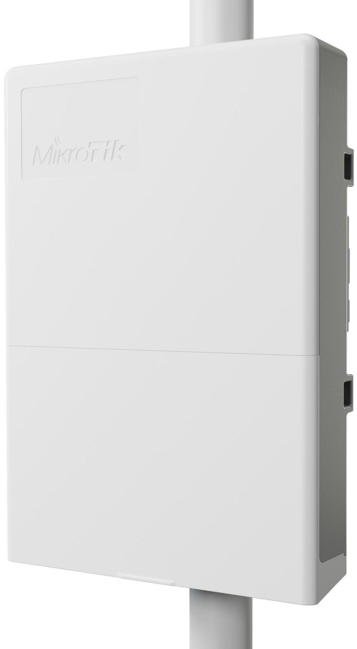 Un dispositivo Mikrotik blanco está montado verticalmente en un poste.