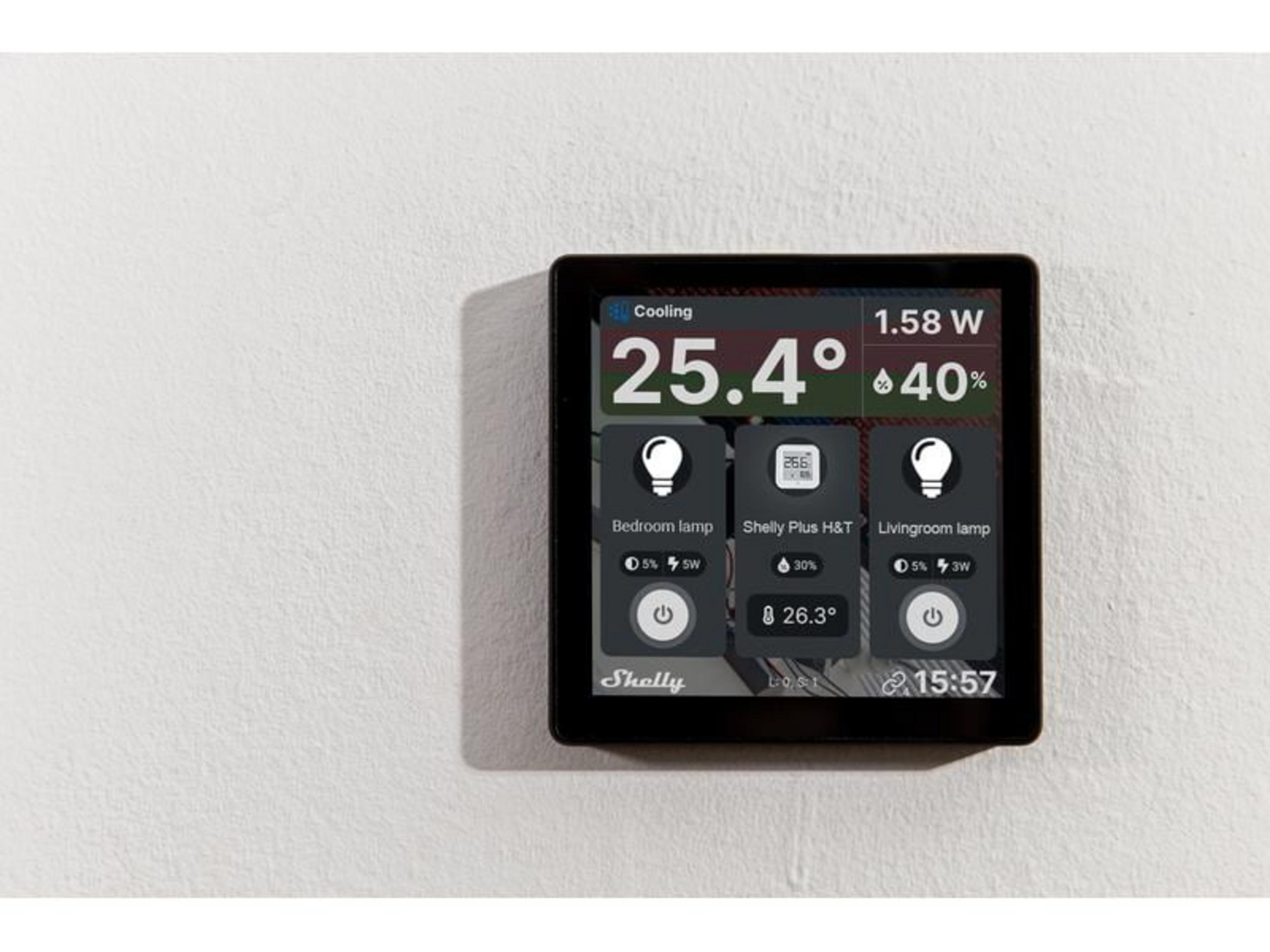 Pantalla de hogar inteligente muestra 25.4°C, 40% humedad, 1.58W de consumo.