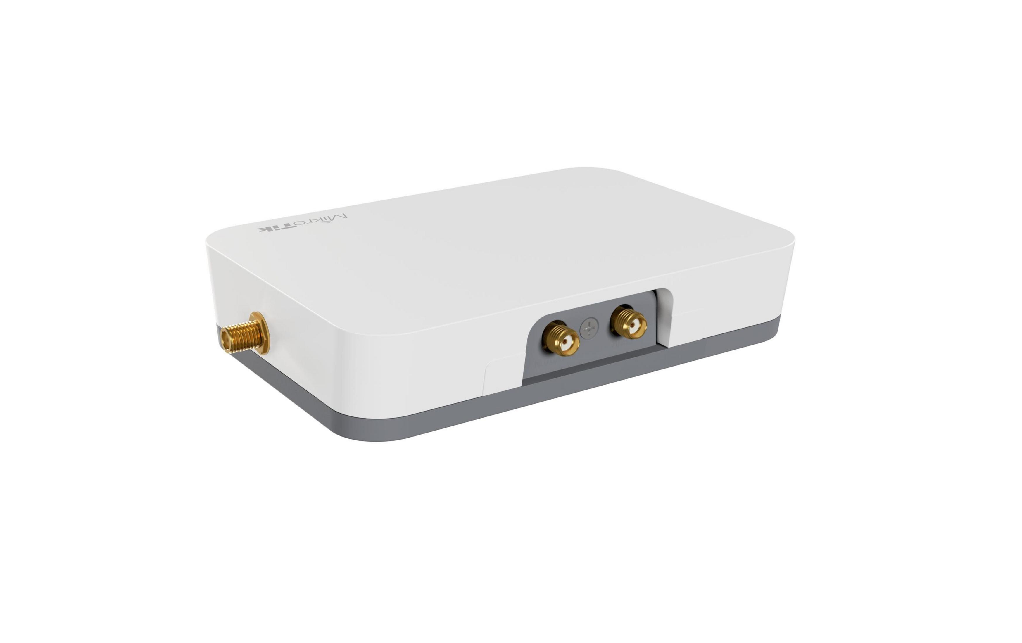 Ein weißes Mikrotik-Gerät mit grauer Unterseite und goldenen Anschlüssen.