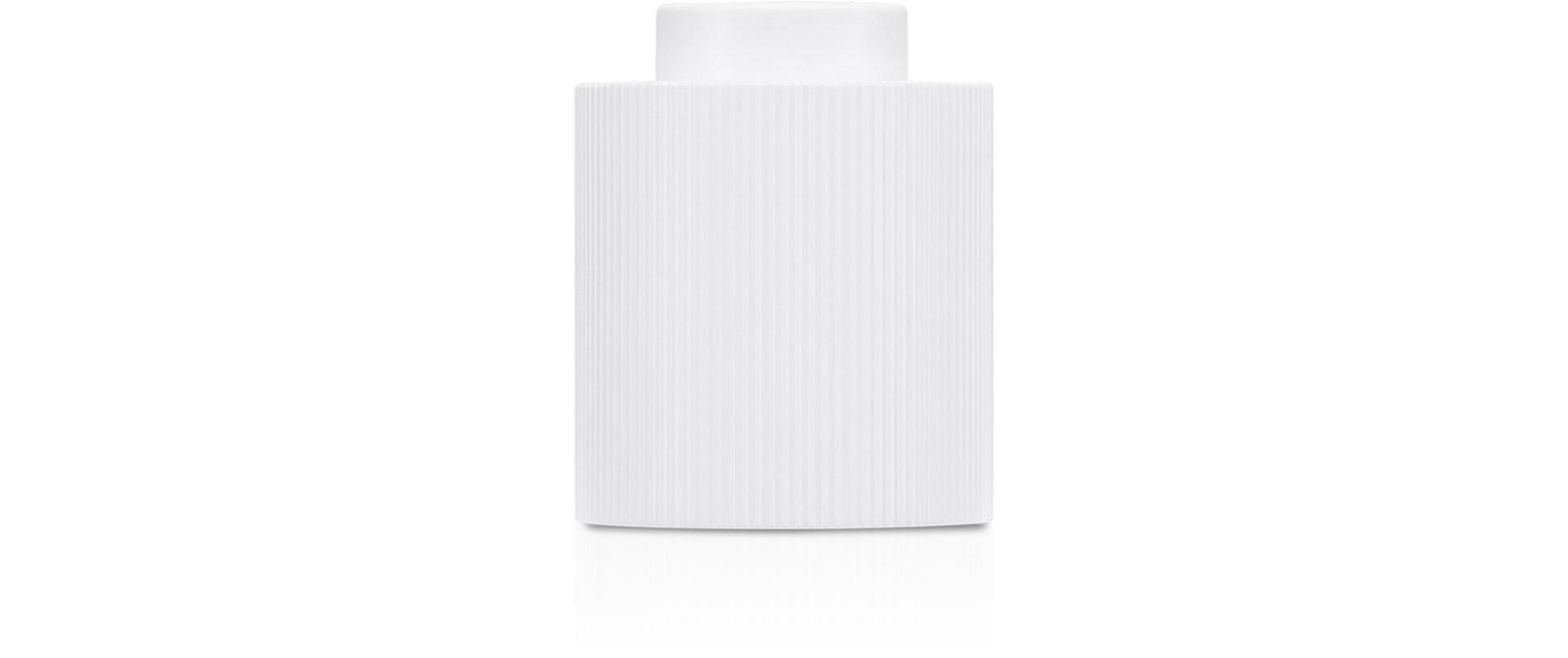Una bottiglia bianca scanalata con tappo bianco su sfondo bianco.