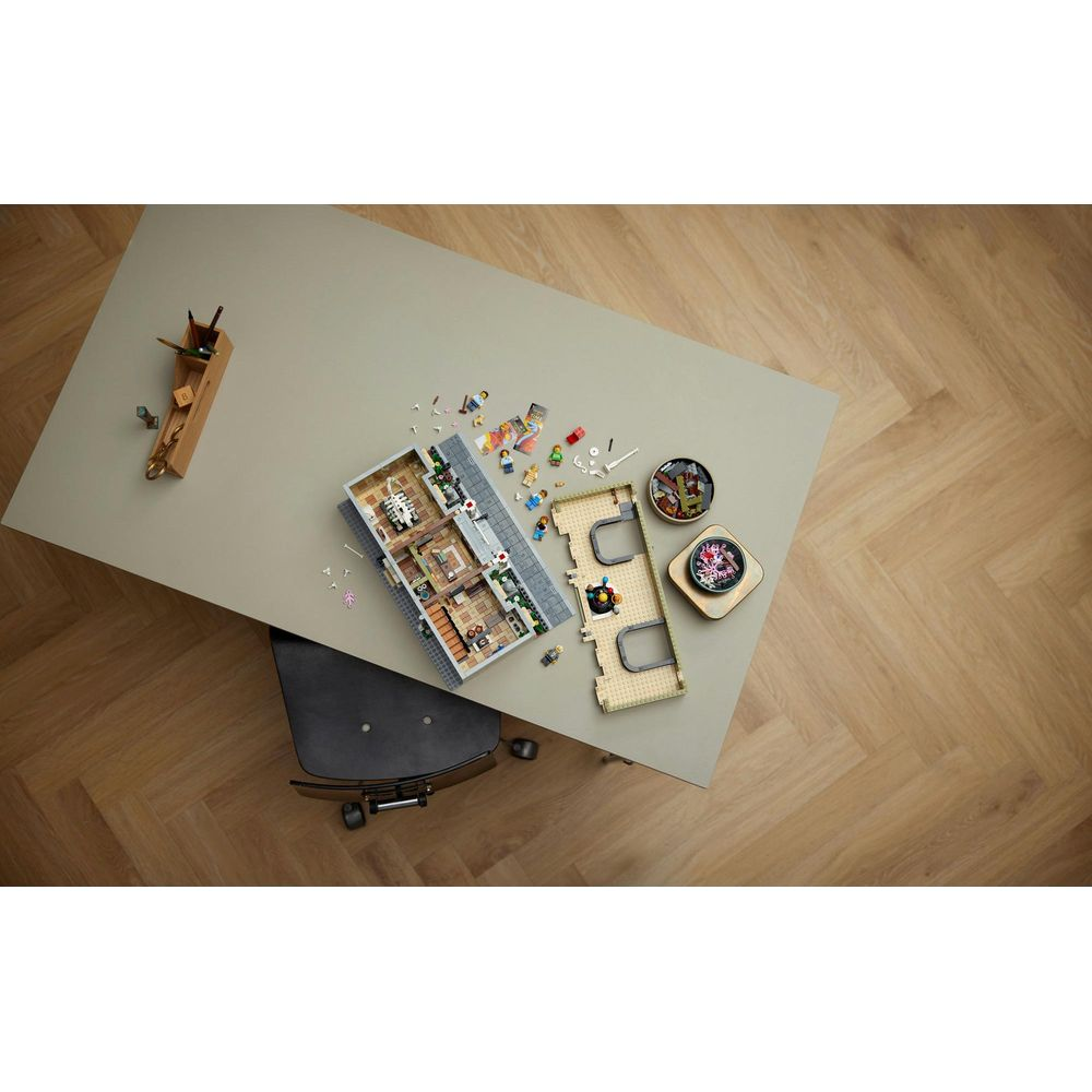 Model domu Lego i figurki do zabawy na stole.