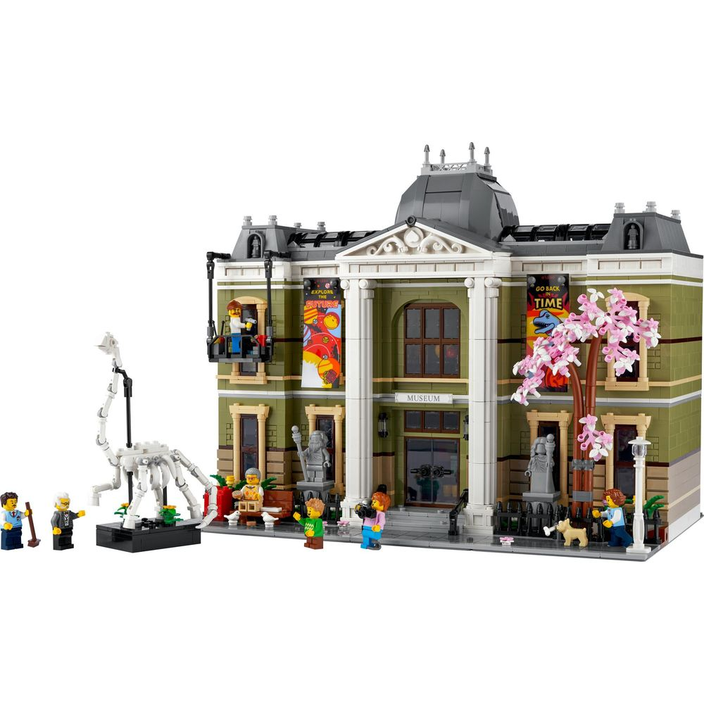 Muzeum Lego z szkieletem dinozaura na zewnątrz i odwiedzającymi.