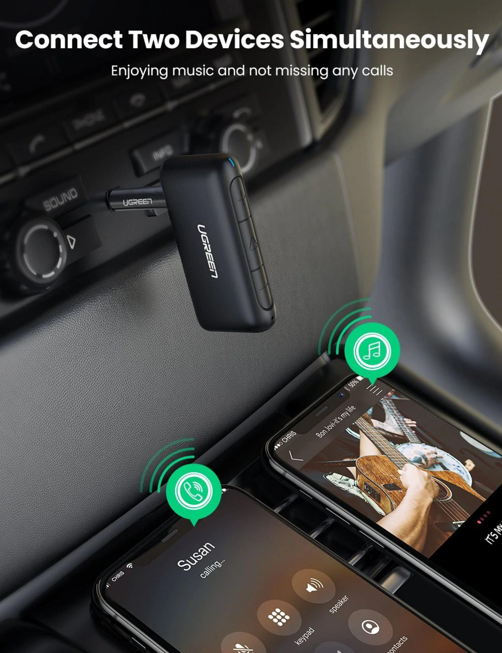 Ein UGREEN Bluetooth-Adapter verbindet zwei Telefone in einem Auto, eines spielt Musik, das andere telefoniert.