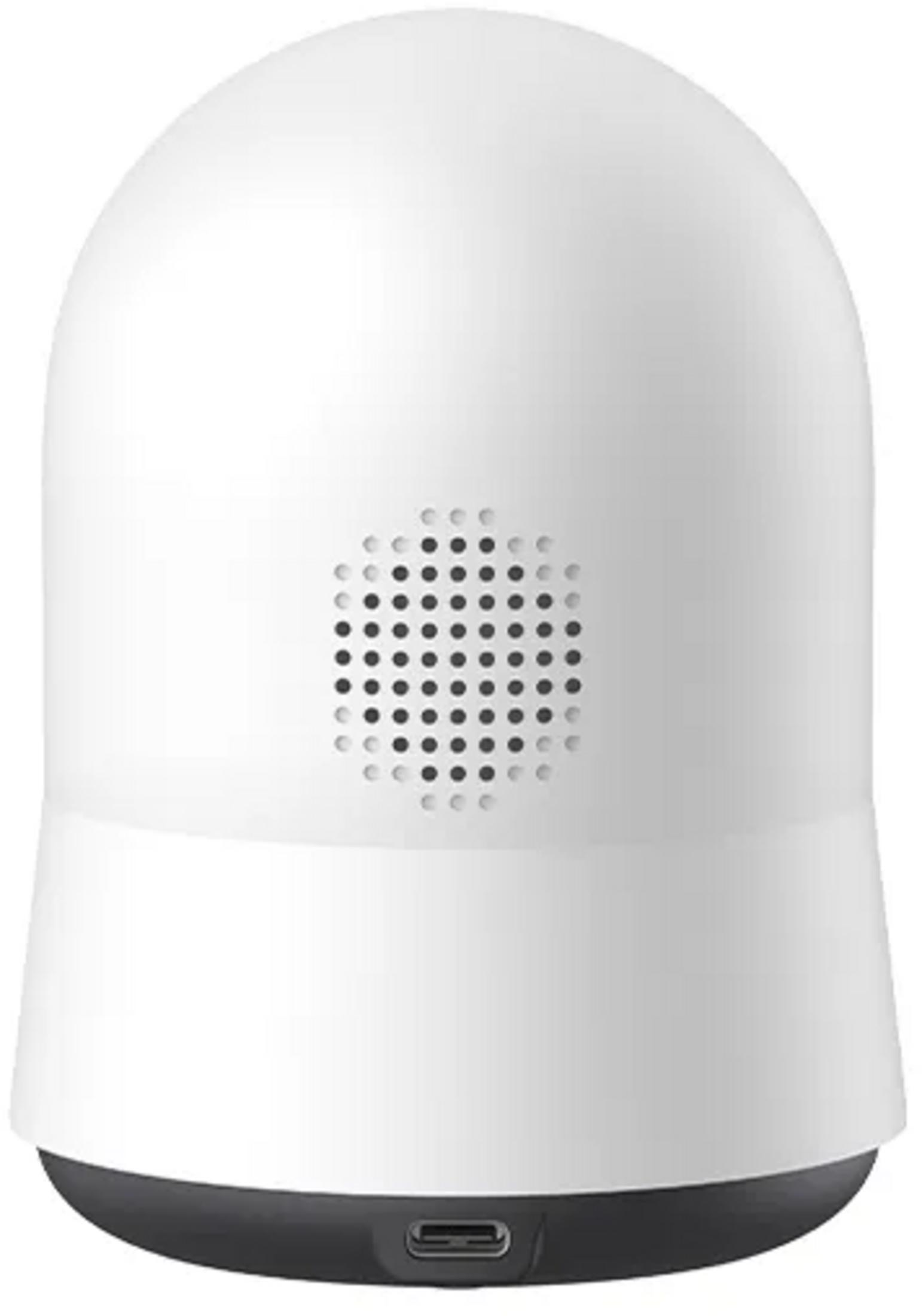 Een witte luidspreker met USB-C poort en patroon van gaten.