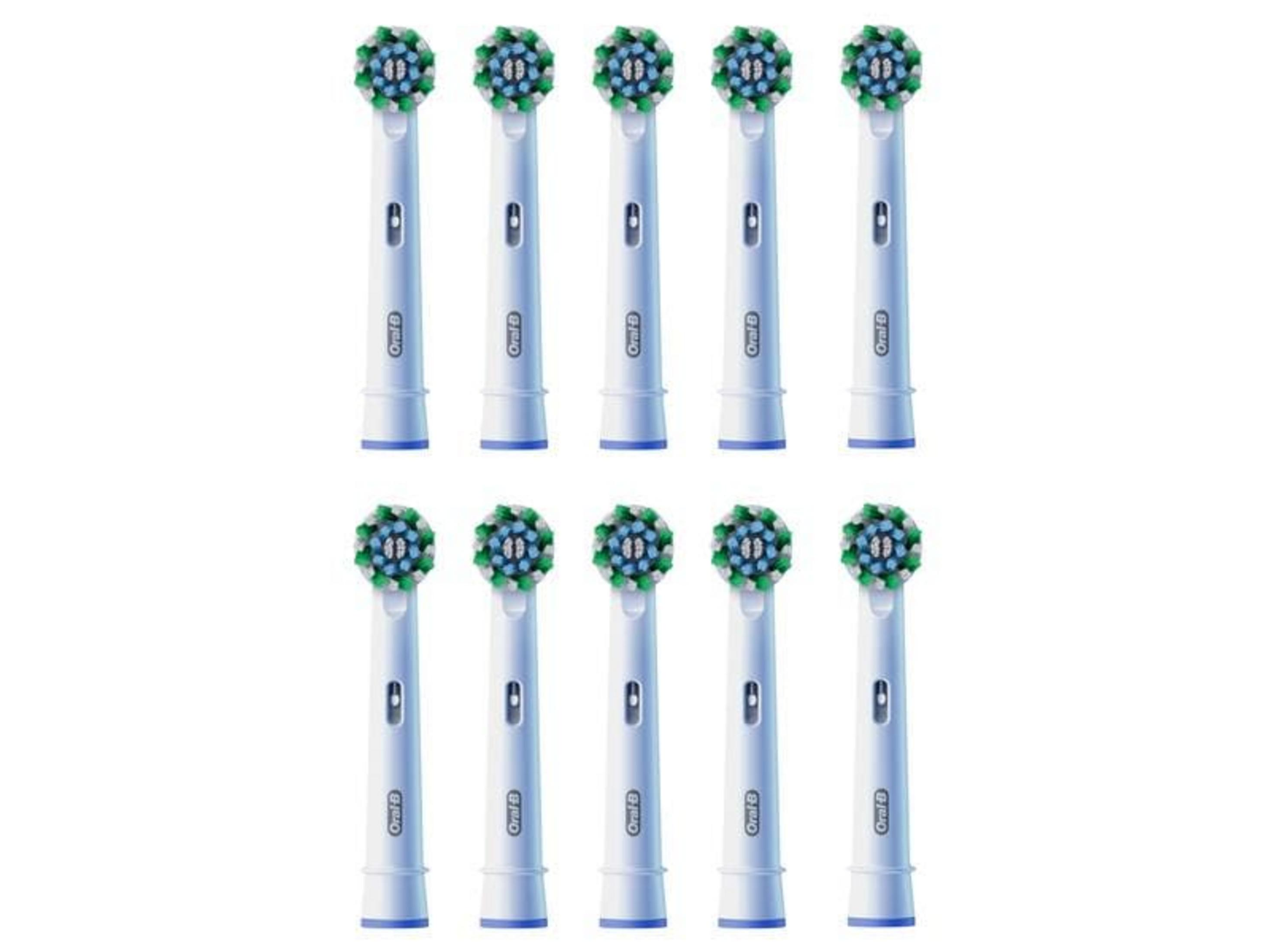 Dieci testine Oral-B bianche con setole blu e verdi sono disposte una accanto all'altra.