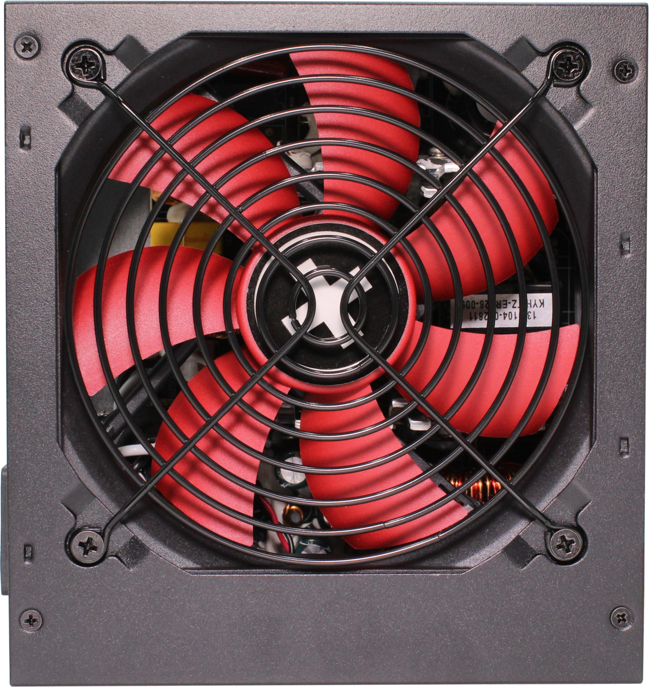 Czarna obudowa z czerwonym wentylatorem i czarną kratką.