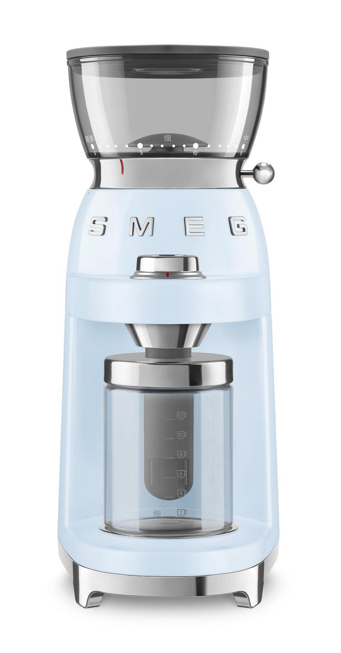 Un molinillo de café SMEG azul claro con recipiente de vidrio y ajustes.