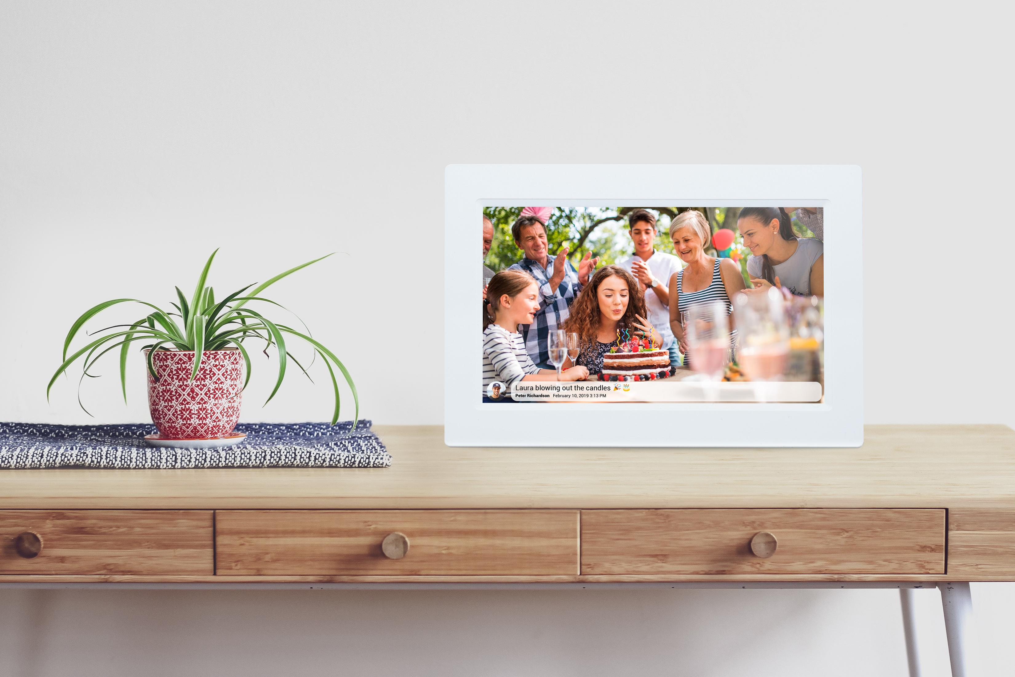 Przyjęcie urodzinowe na zewnątrz: dziewczynka zdmuchuje świeczki na torcie.