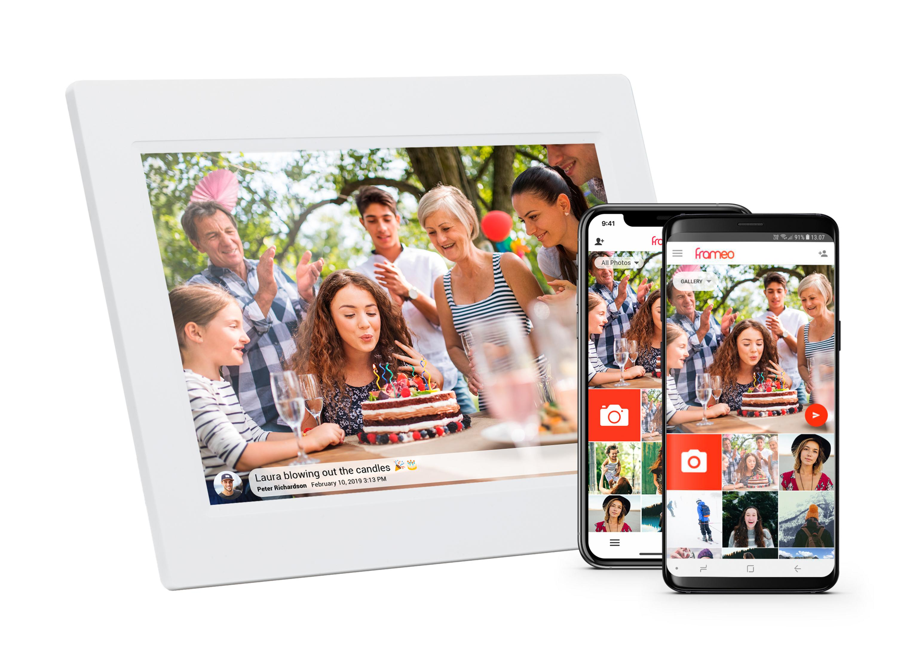 Rodzina świętuje urodziny na zewnątrz z tortem i świecami. Telefon pokazuje scenę.