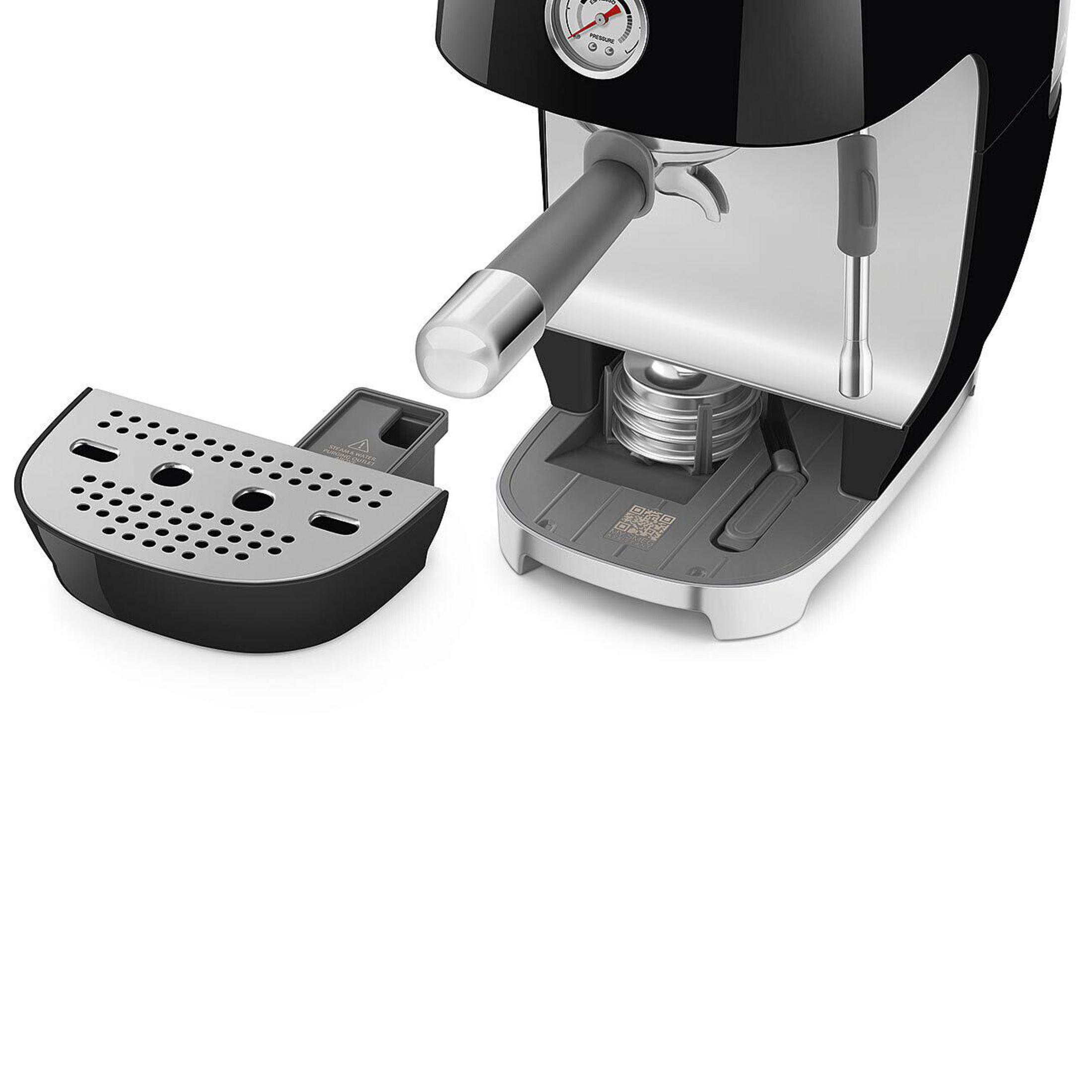 Primer plano de una cafetera con bandeja de goteo extraíble.
