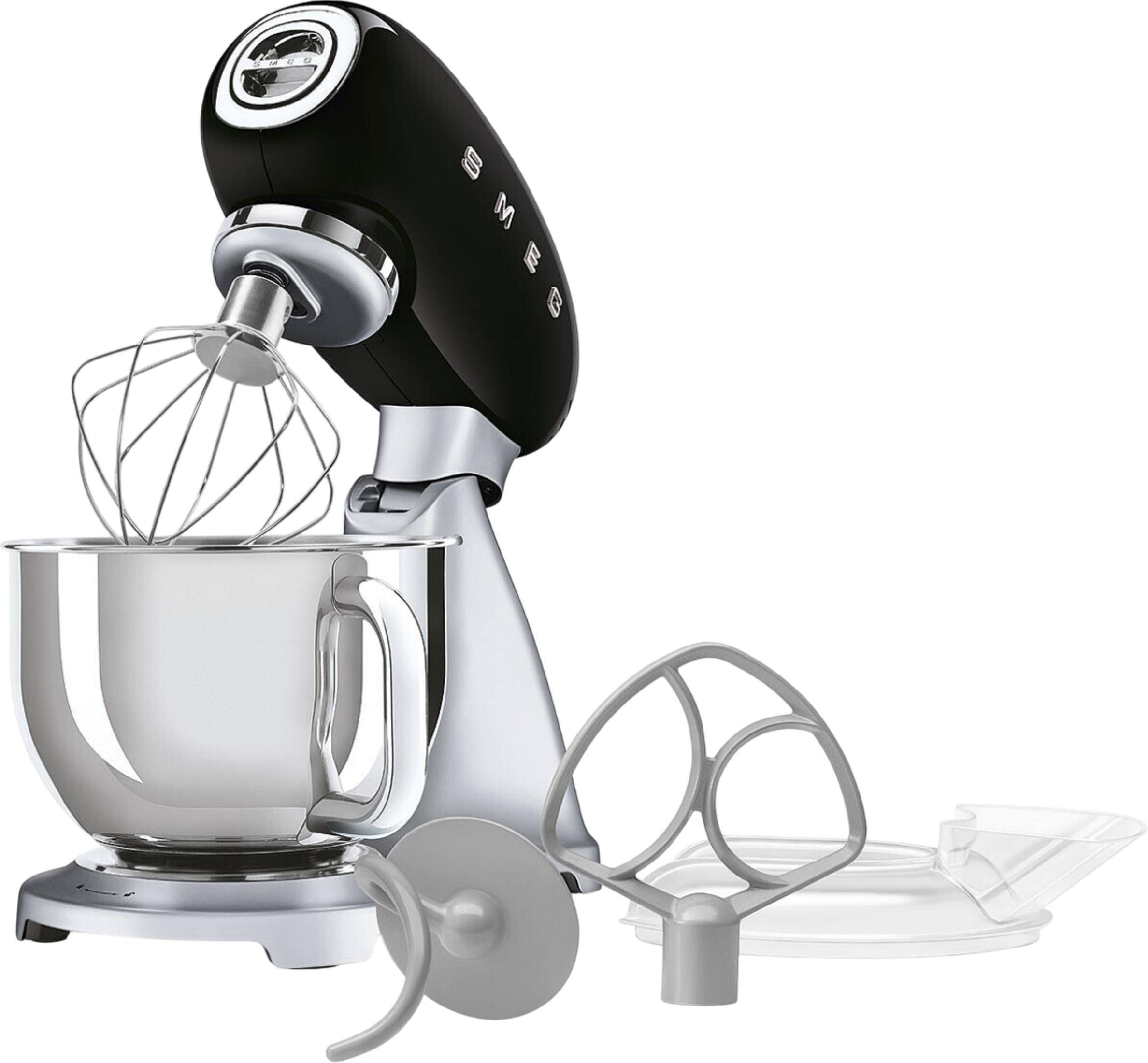 Batidora amasadora Smeg negra con bol plateado y accesorios.