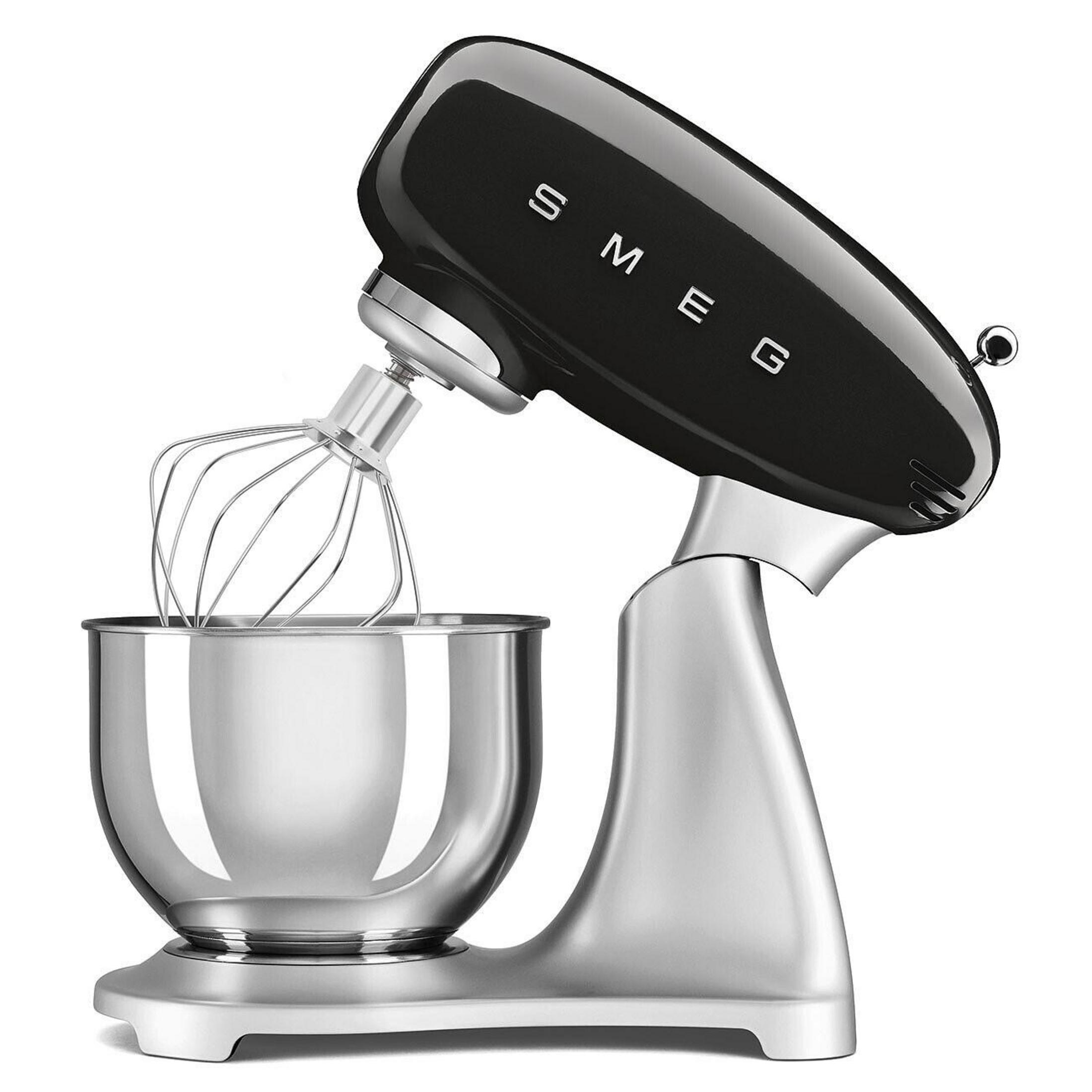 Un batidora de pie SMEG negra con bol plateado y varillas.
