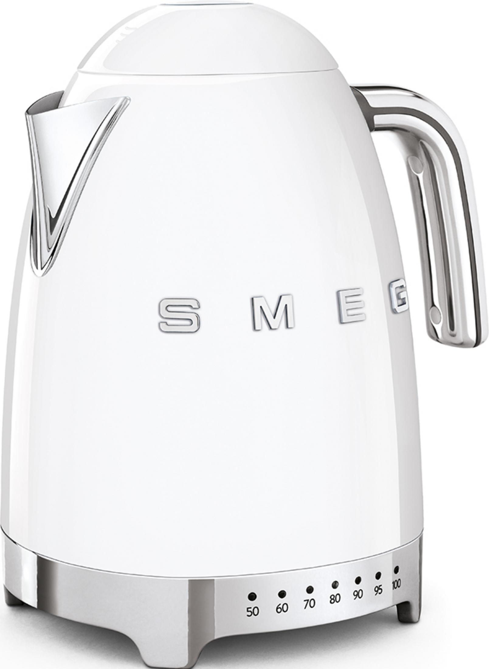 Biały czajnik Smeg z chromowanymi detalami i regulacją temperatury.