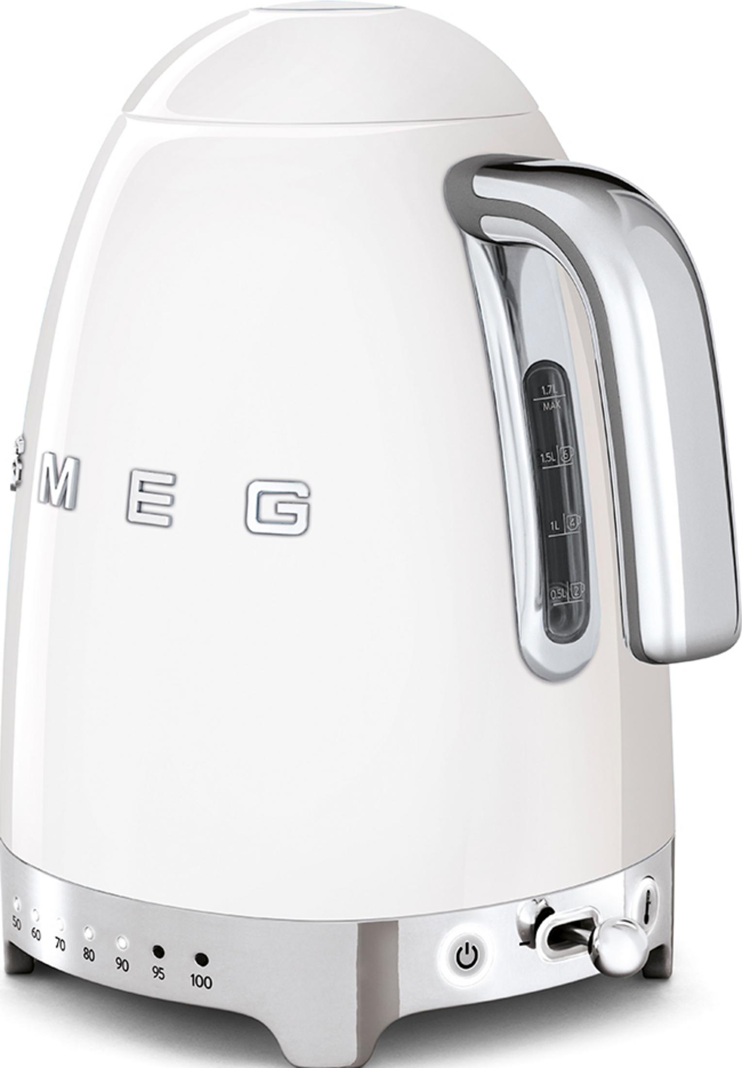 Biały czajnik Smeg z metalową rączką i wskaŻnikiem poziomu.