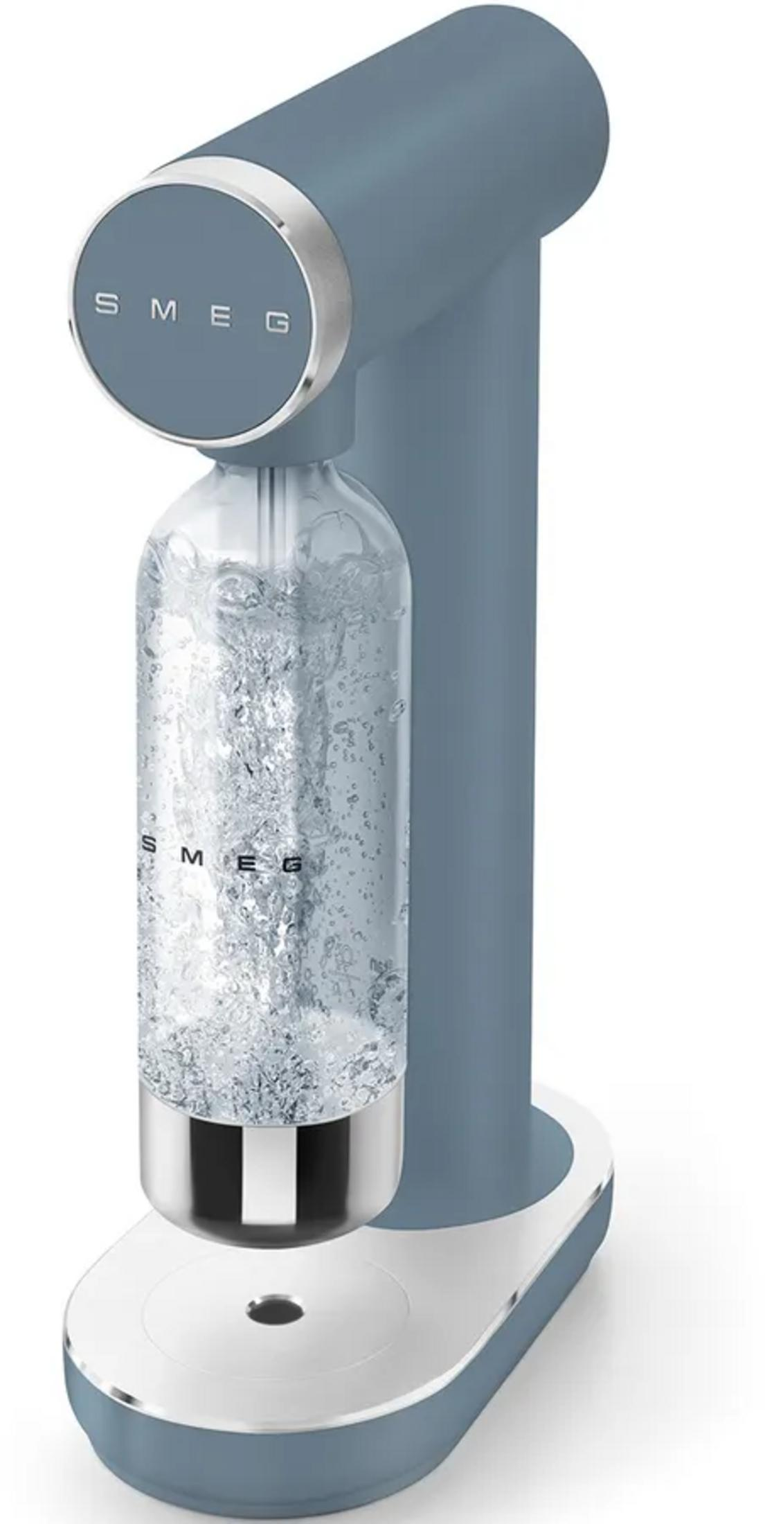 Ein blaues SMEG Sprudelwassergerät mit einer Glasflasche voller Sprudelwasser.