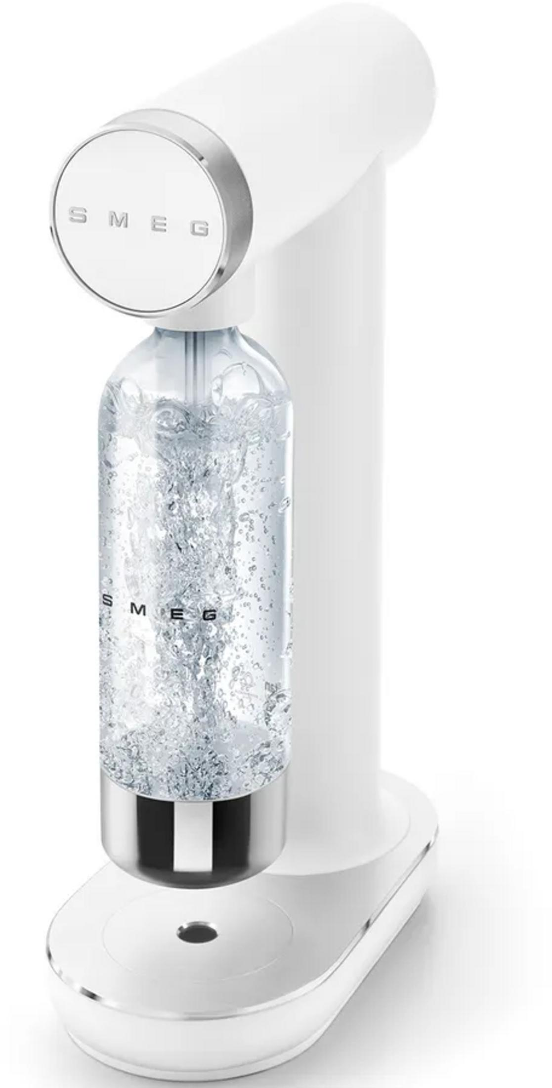 Ein weißer Smeg Wassersprudler mit sprudelndem Wasser in der Flasche.
