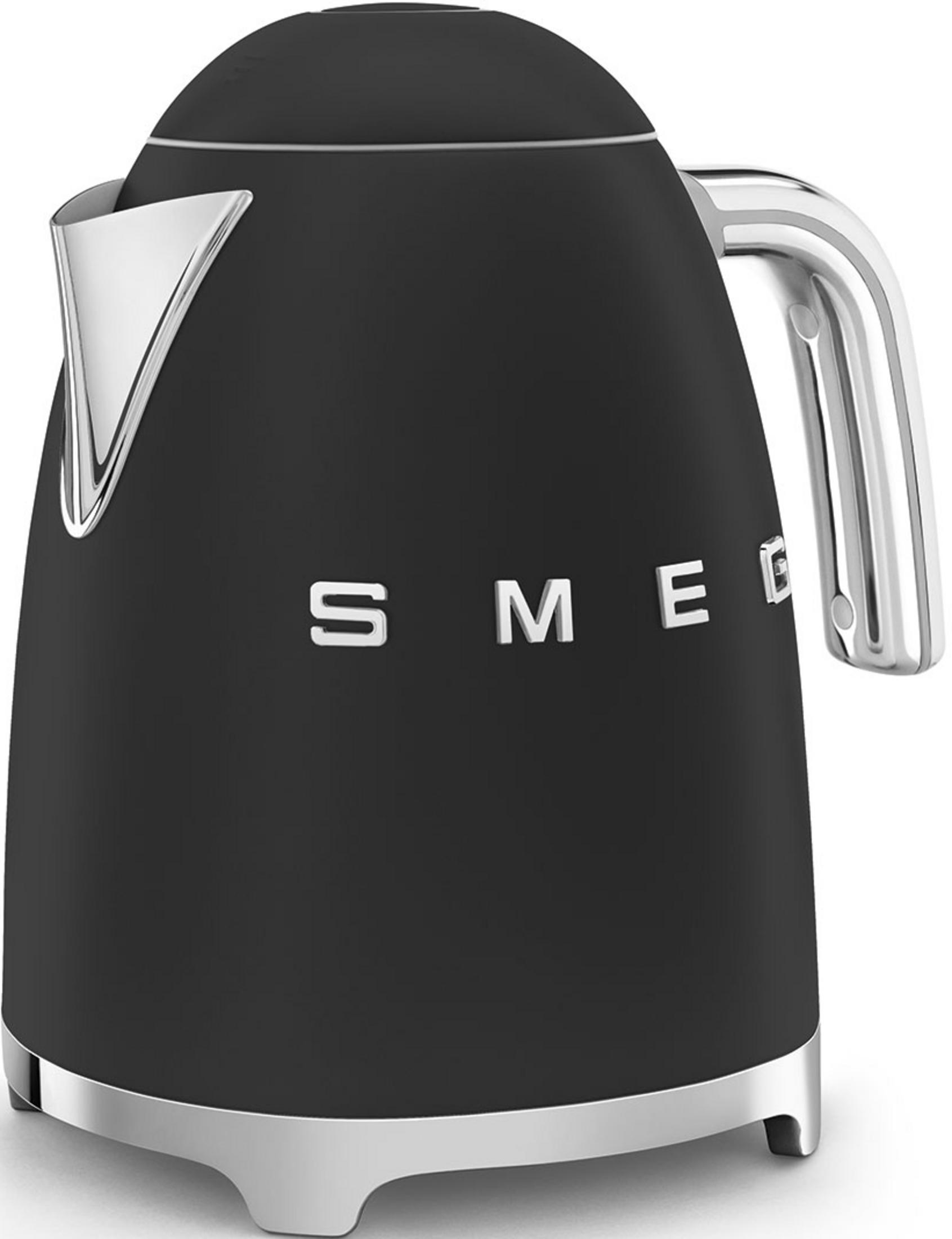 Czajnik Smeg w kolorze czarnym z chromowanymi detalami i rączką.