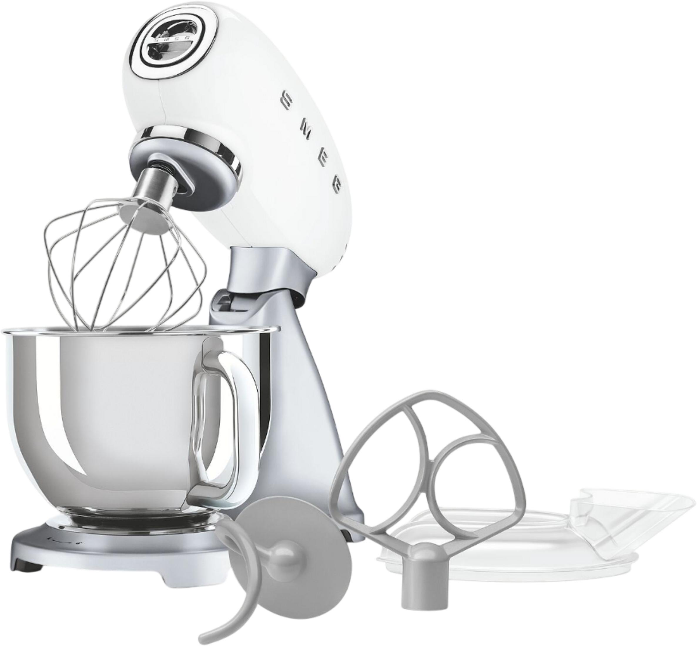 Una batidora de pie Smeg blanca con bol plateado, varillas y accesorios.