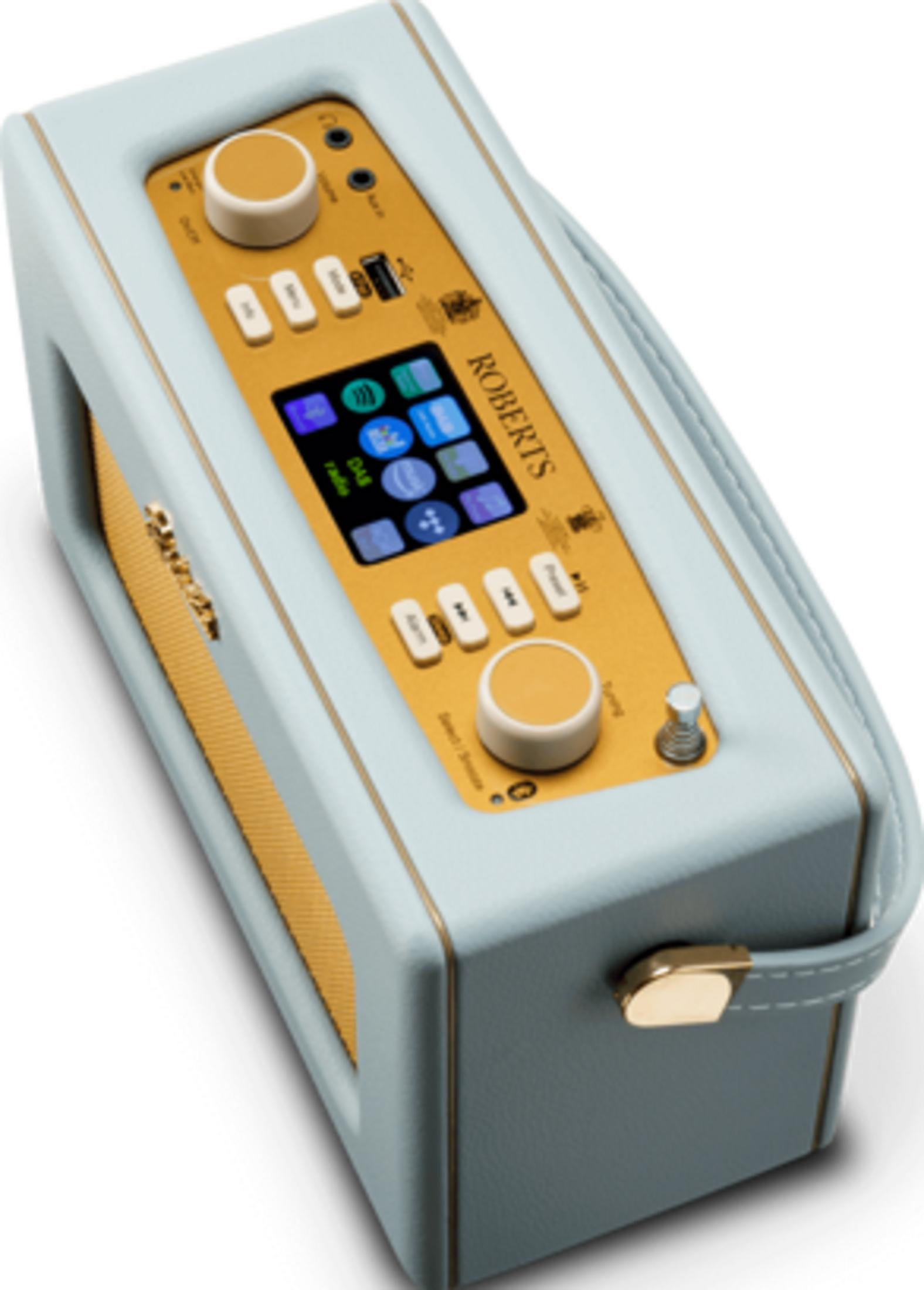 Jasnoniebieskie radio Roberts ze złotym panelem sterowania, ekranem i pokrętłami.