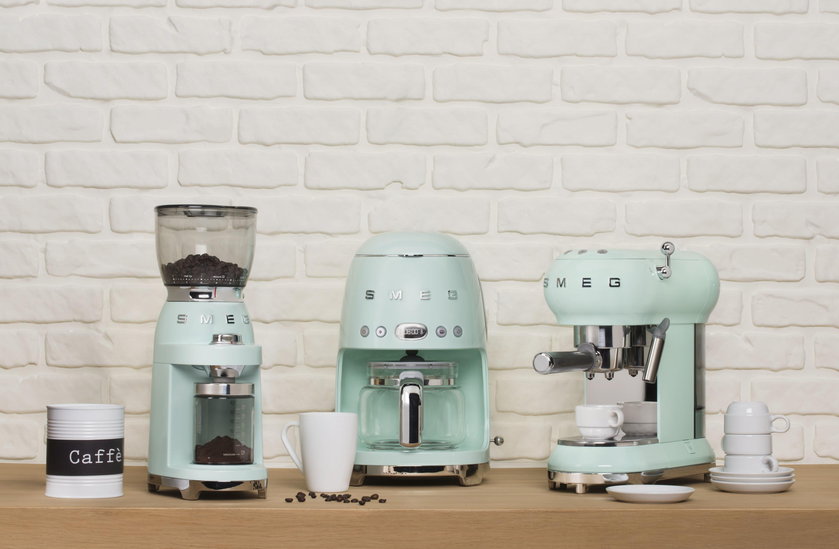 Tres electrodomésticos Smeg verde menta: molinillo, cafetera de goteo, cafetera.