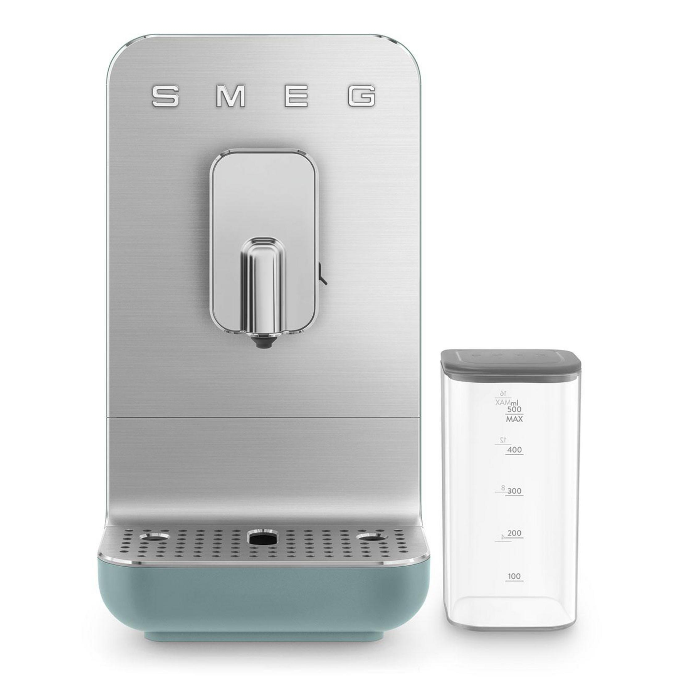 Srebrna maszyna do kawy Smeg z turkusową podstawą i przezroczystym zbiornikiem na wodę obok.