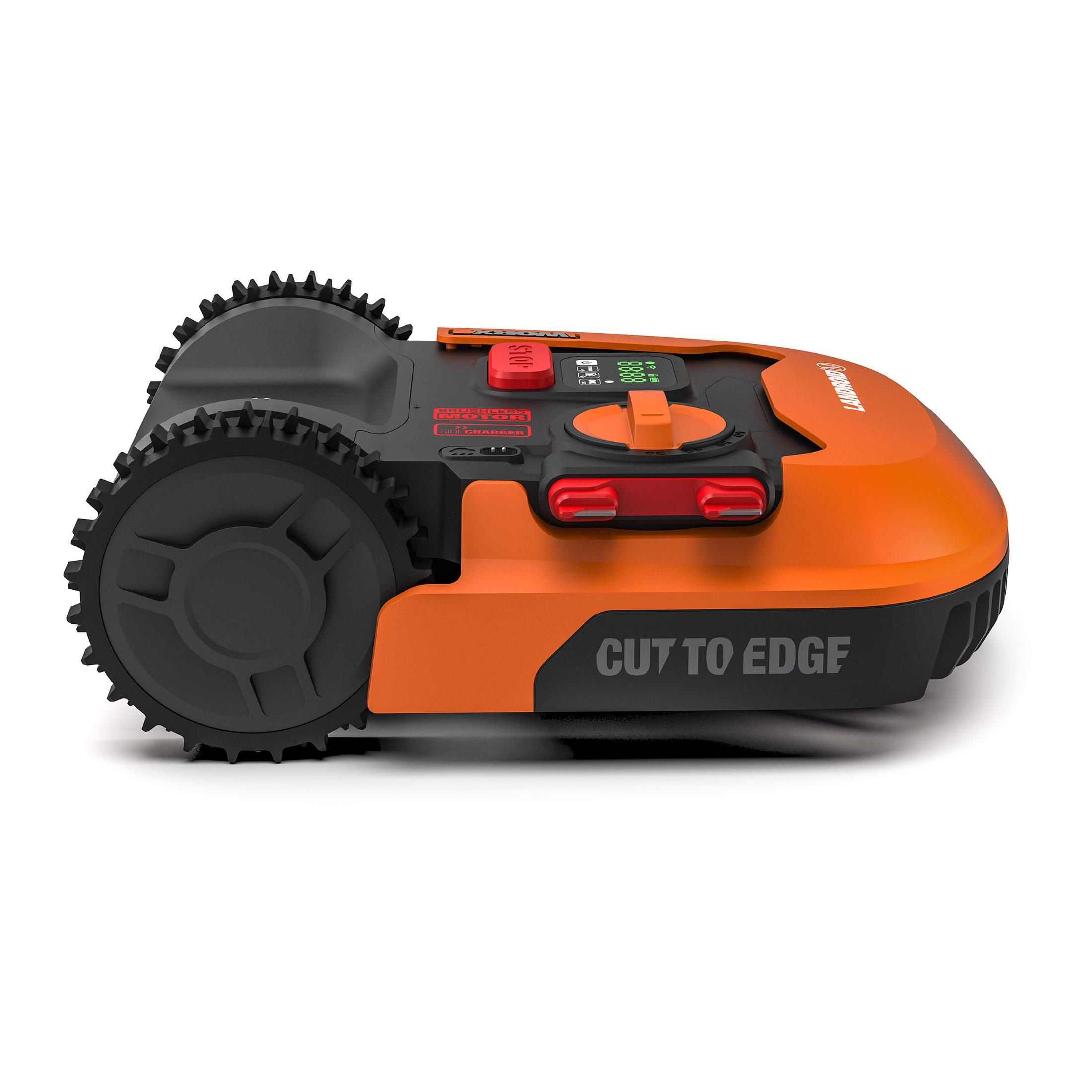 Ein orange-schwarzer Mähroboter mit großen Rädern und Display.